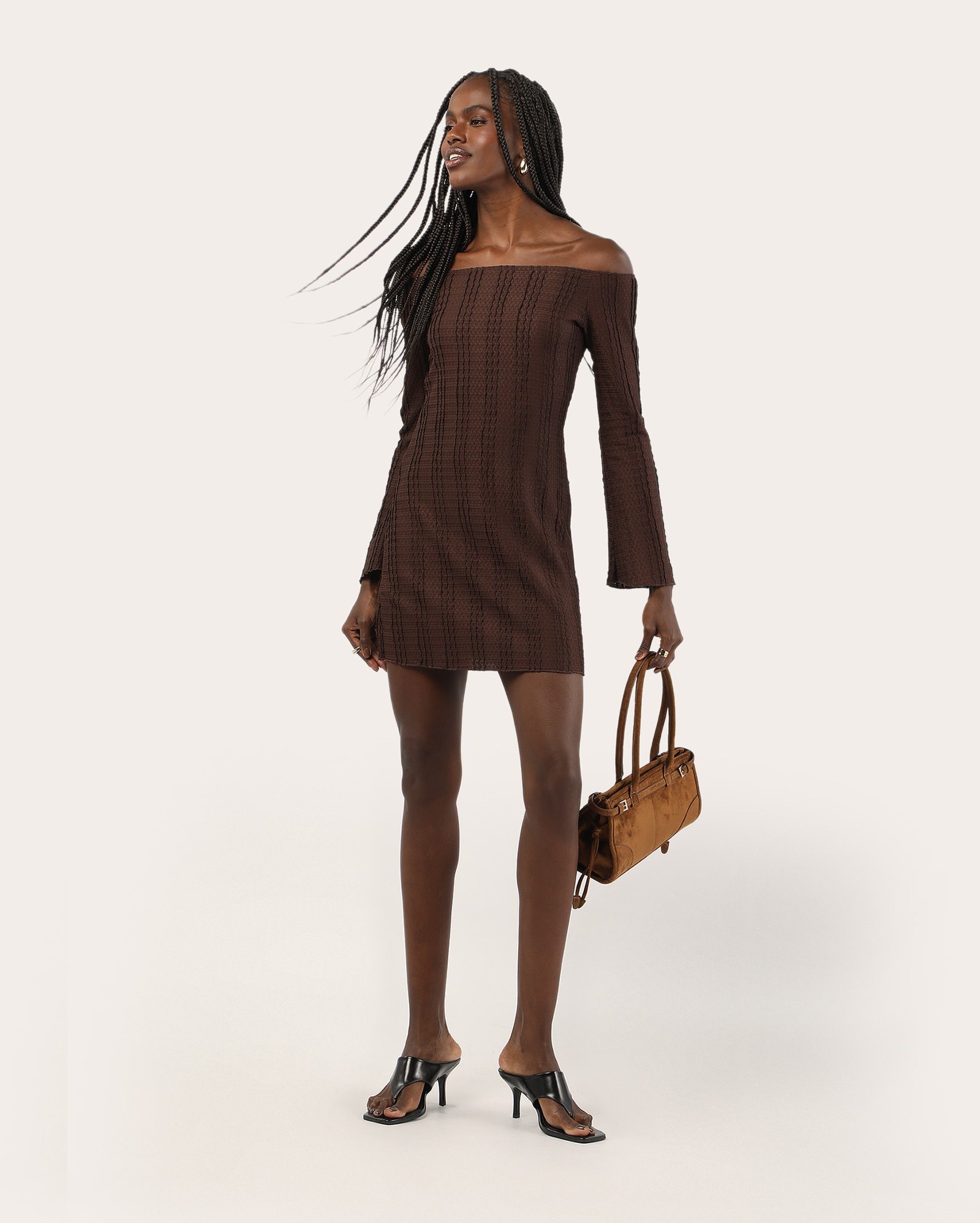Vestido curto evasê ombro a ombro texturizado - marrom