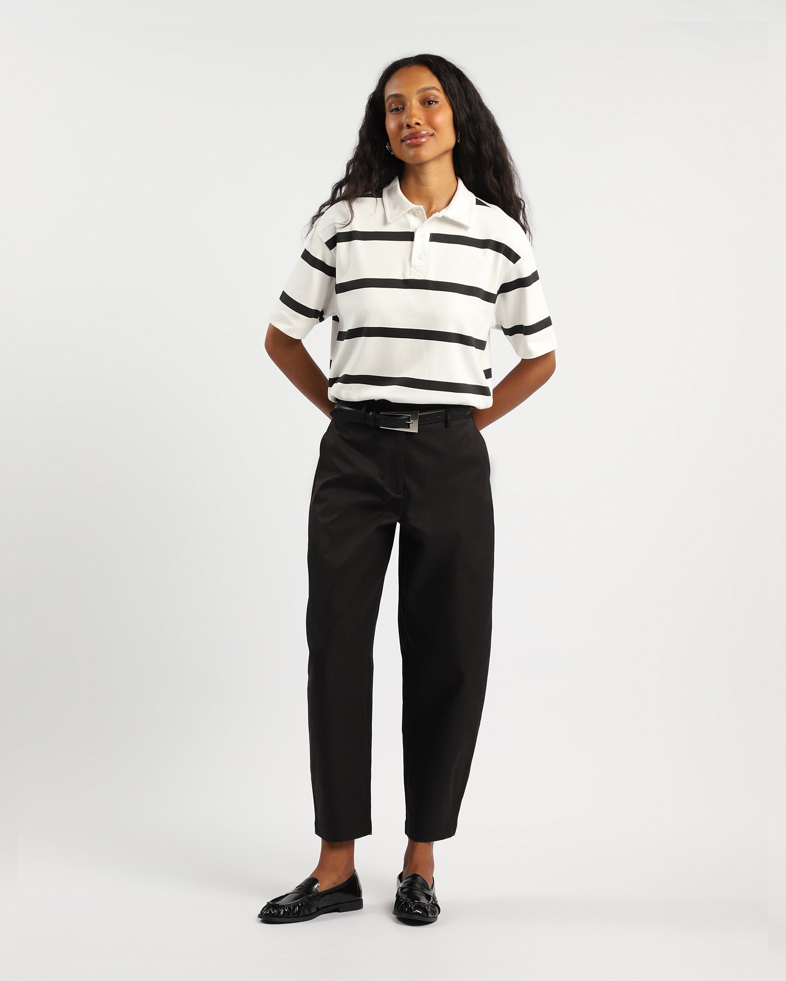 Calça feminina barrel de alfaiataria - preta