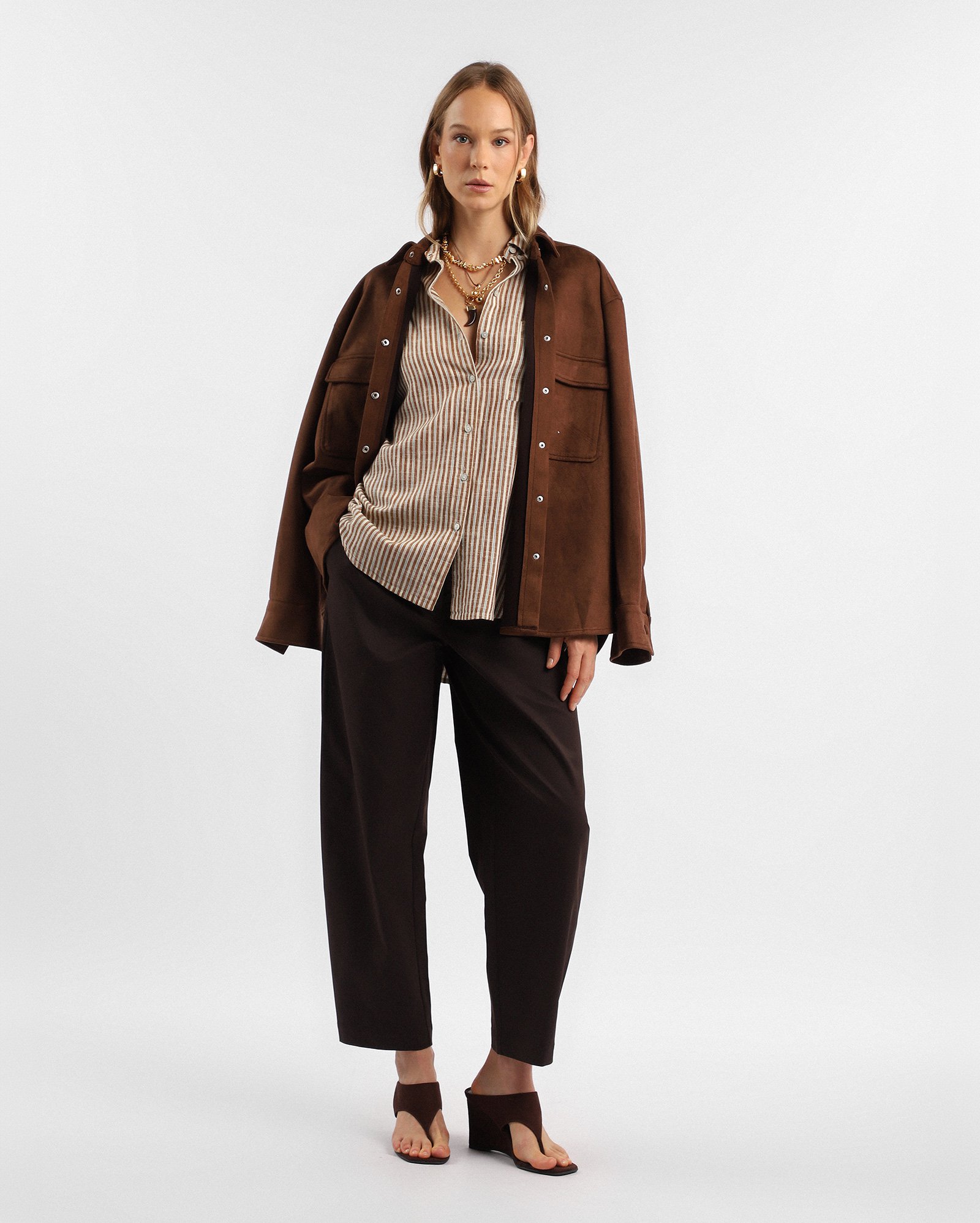 Calça feminina barrel de alfaiataria - marrom
