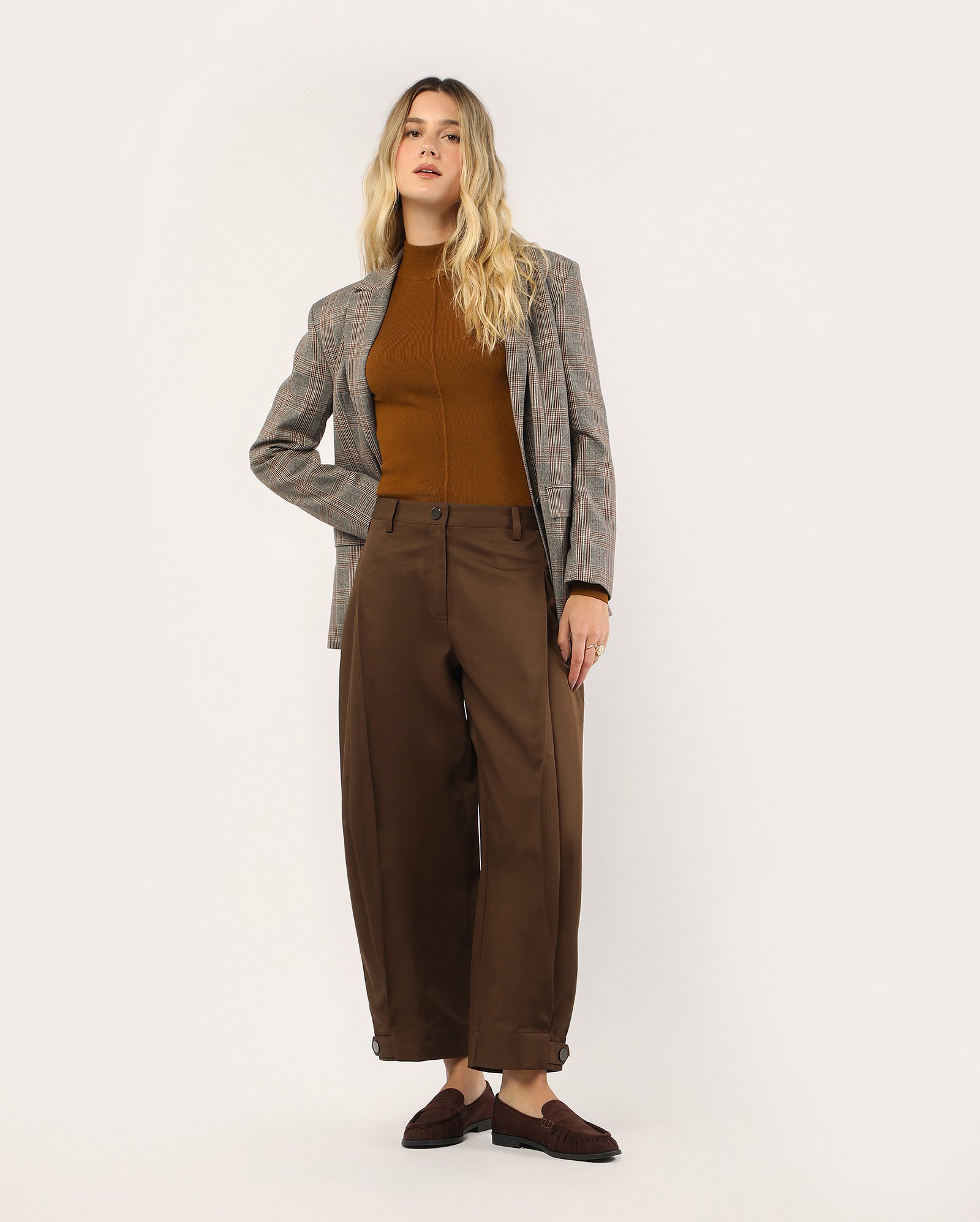 Calça de alfaiataria barrel feminina - Marrom