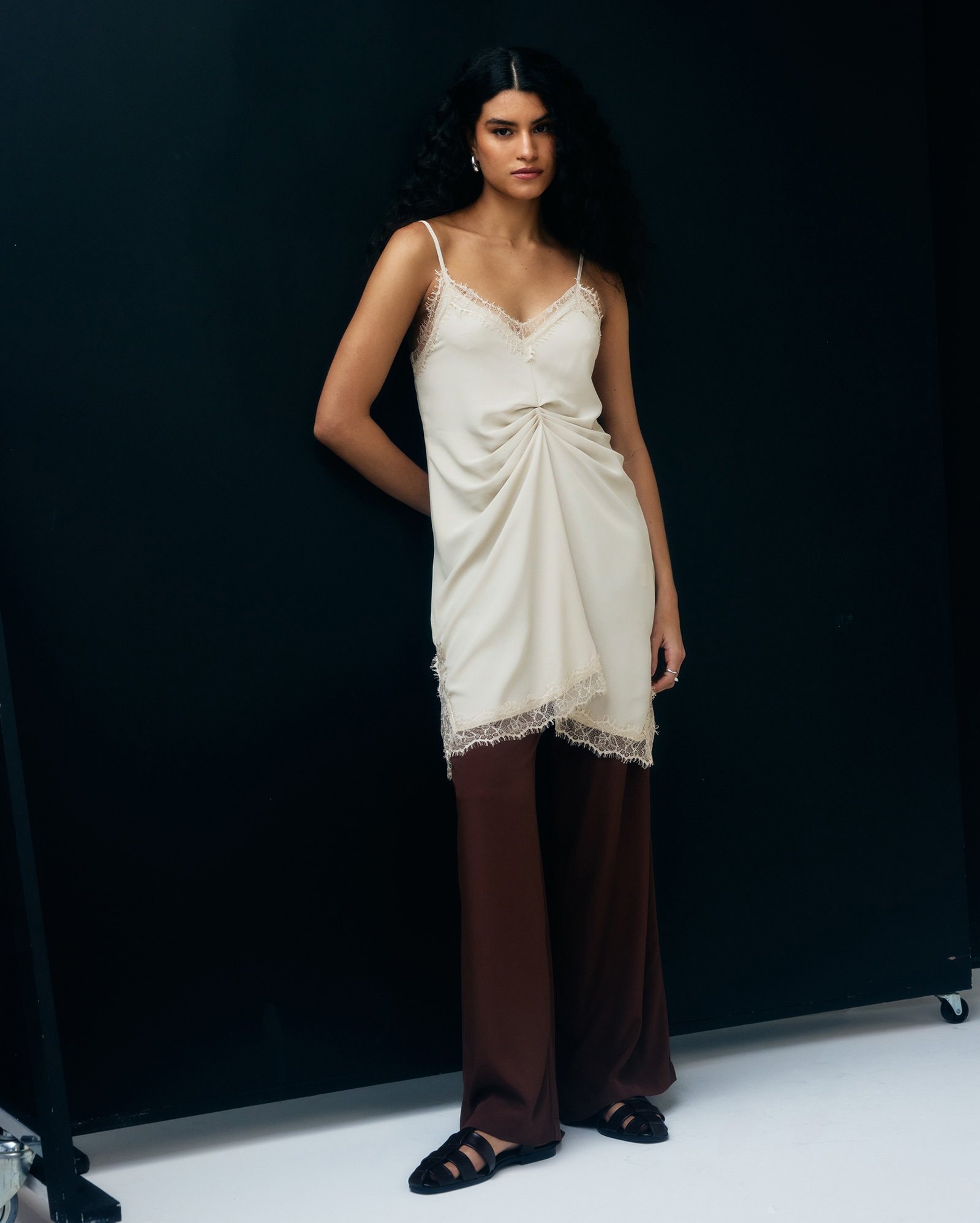 Vestido curto reto com franzido - bege