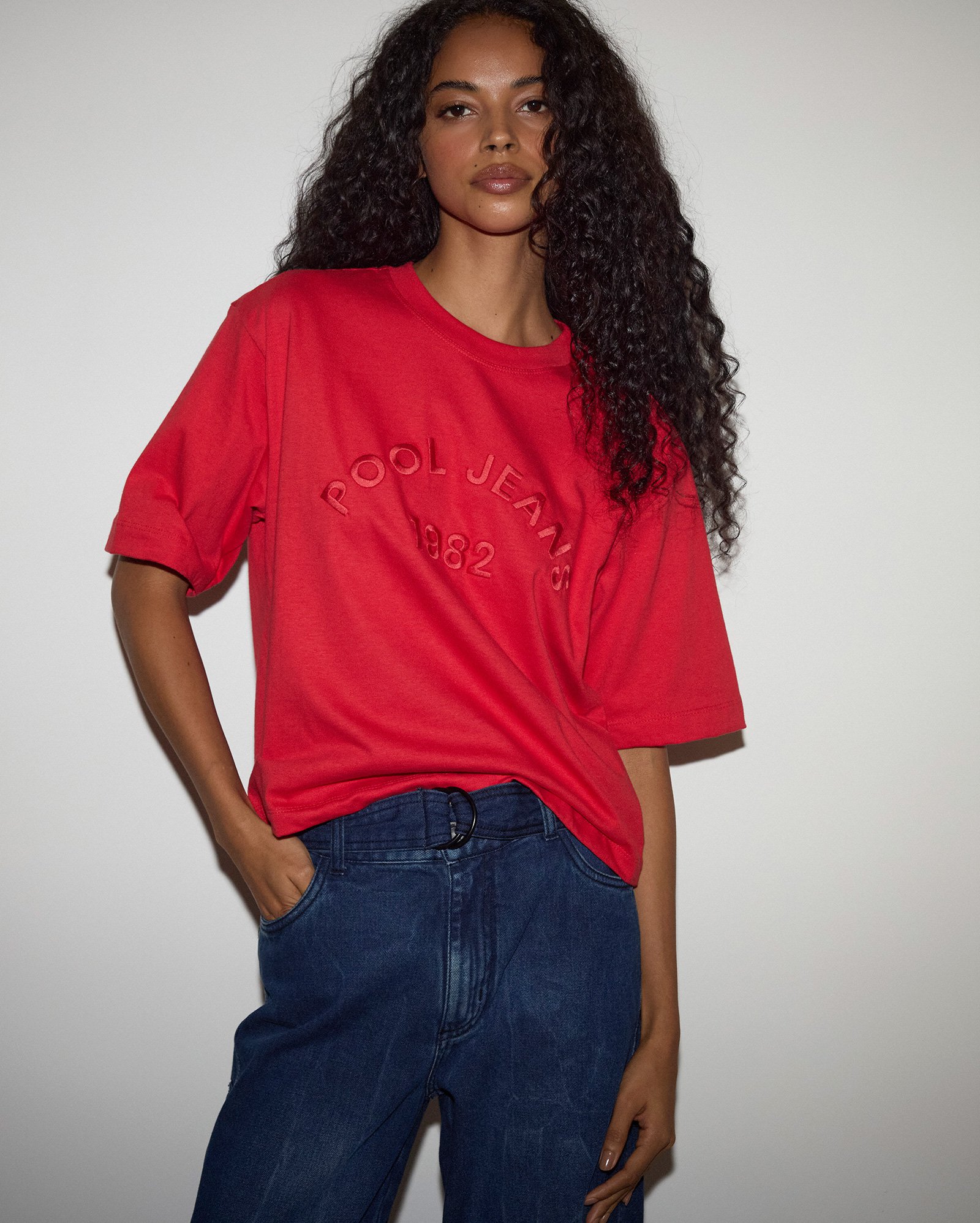 Riachuelo | Camiseta Pool 1982 T-shirt feminina bordada - Vermelho