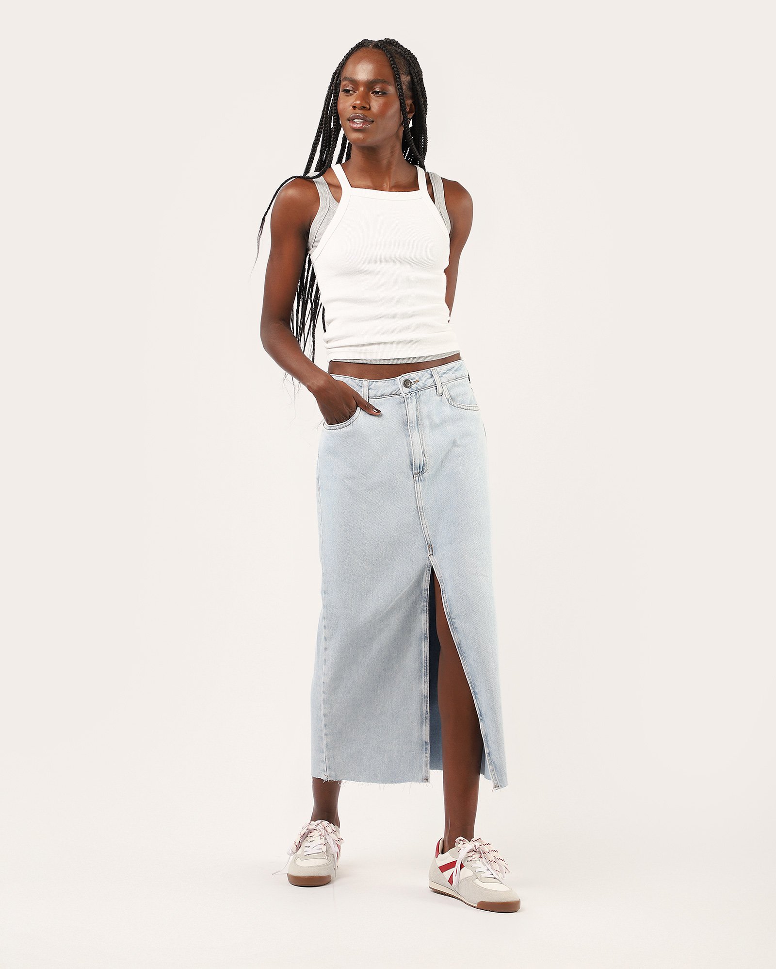 Saia jeans midi com fenda frontal - denim claro | Pool Jeans