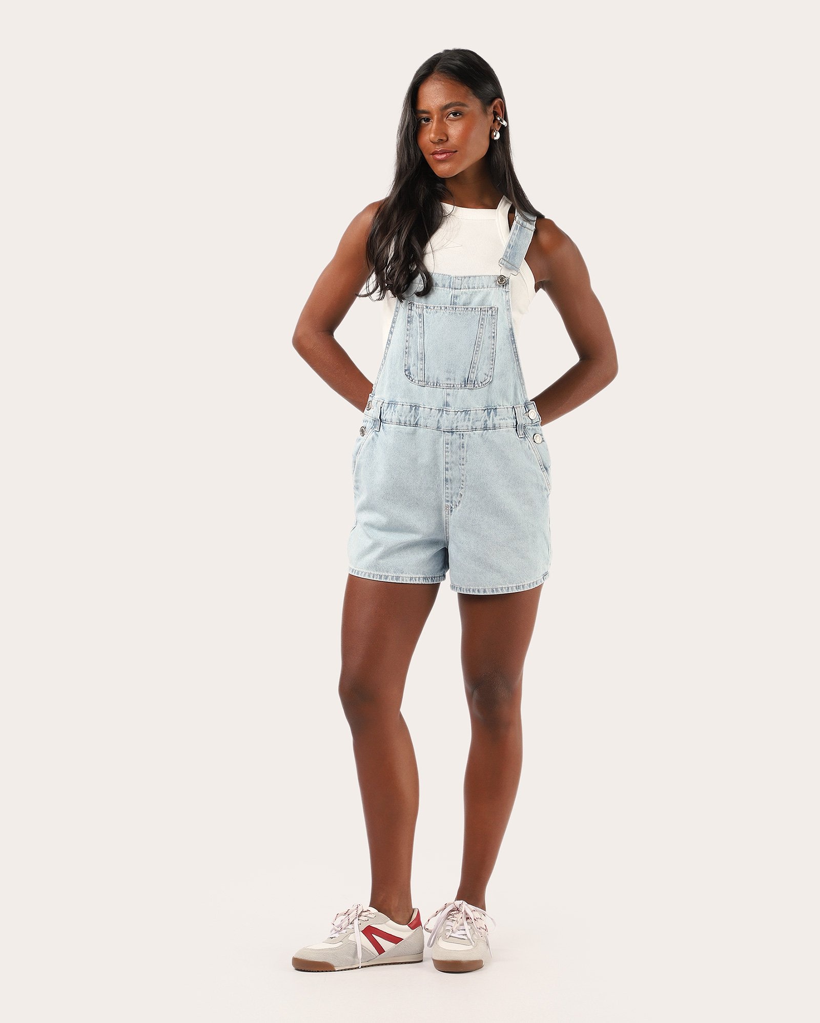 Jardineira jeans feminina - denim claro | Pool Jeans