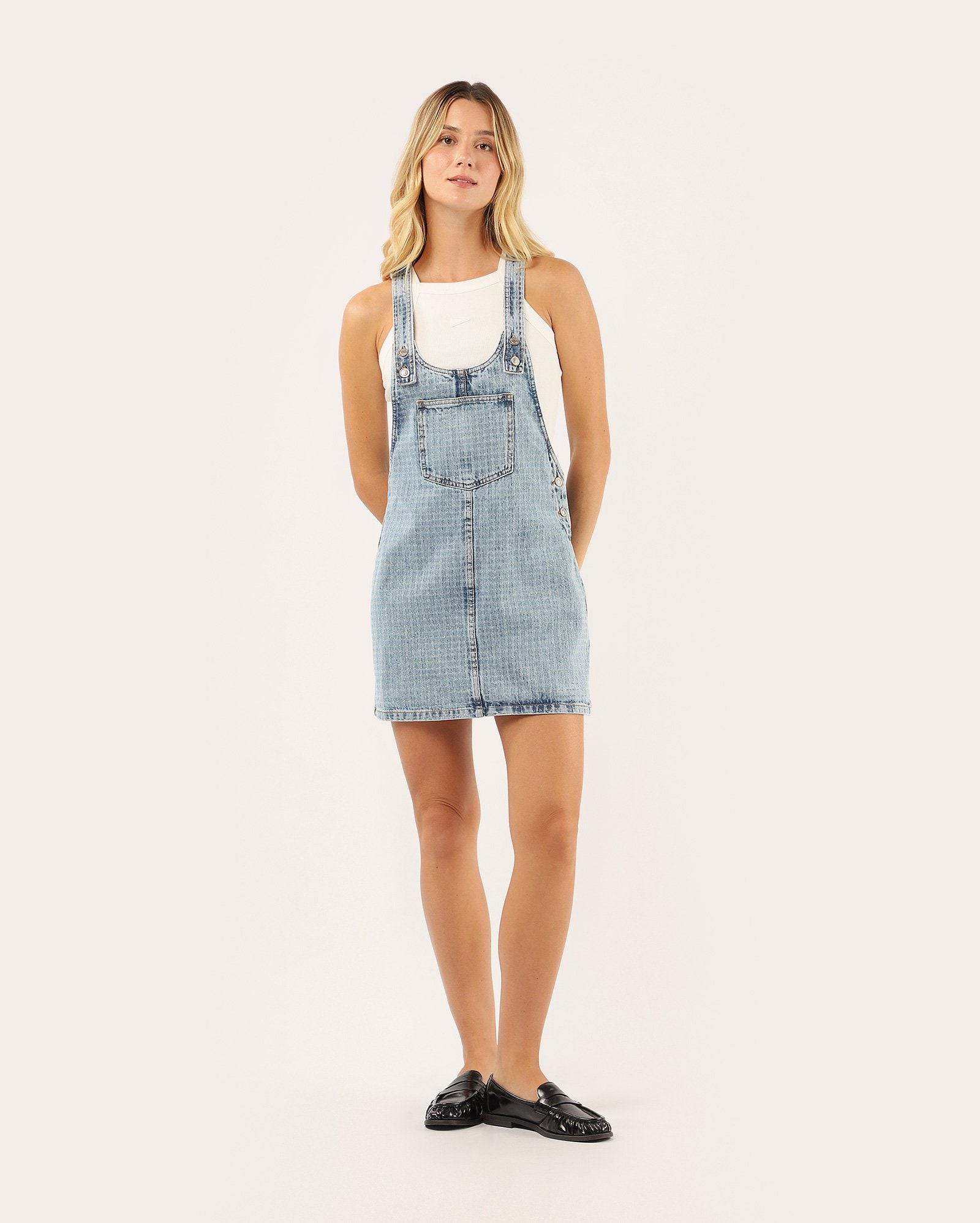 Salopete jeans texturizada com bolso - denim claro | Pool Jeans