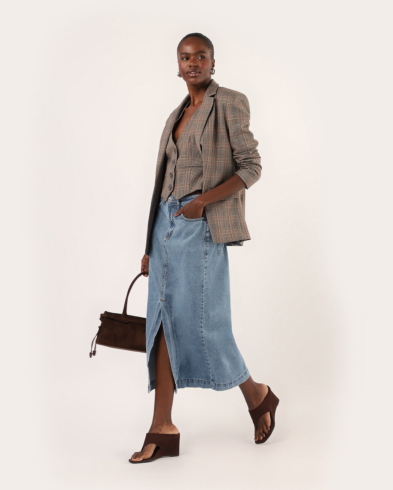 Saia jeans midi reta com fenda - denim médio | Pool Jeans