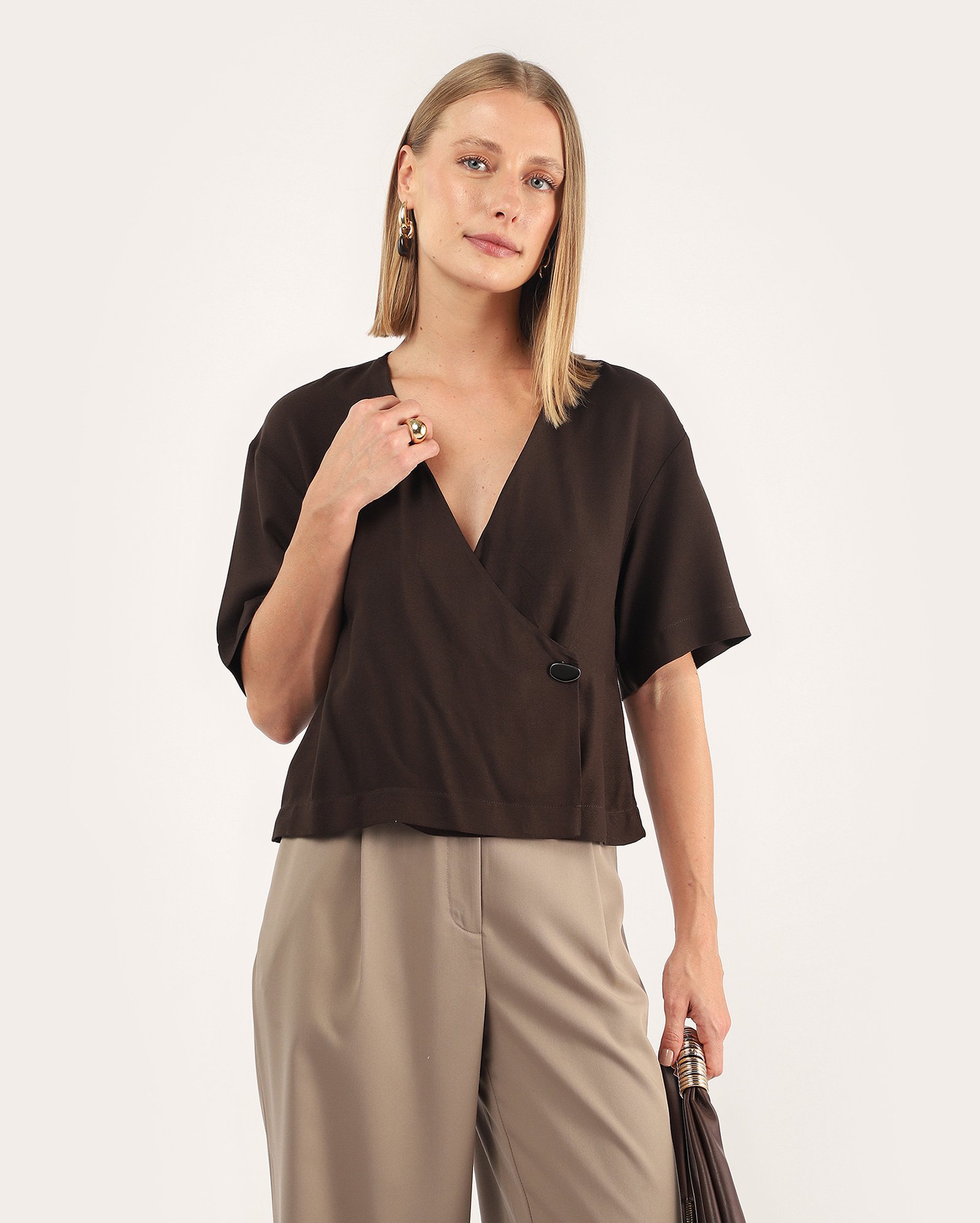 Blusa boxy transpassada decote em V - marrom