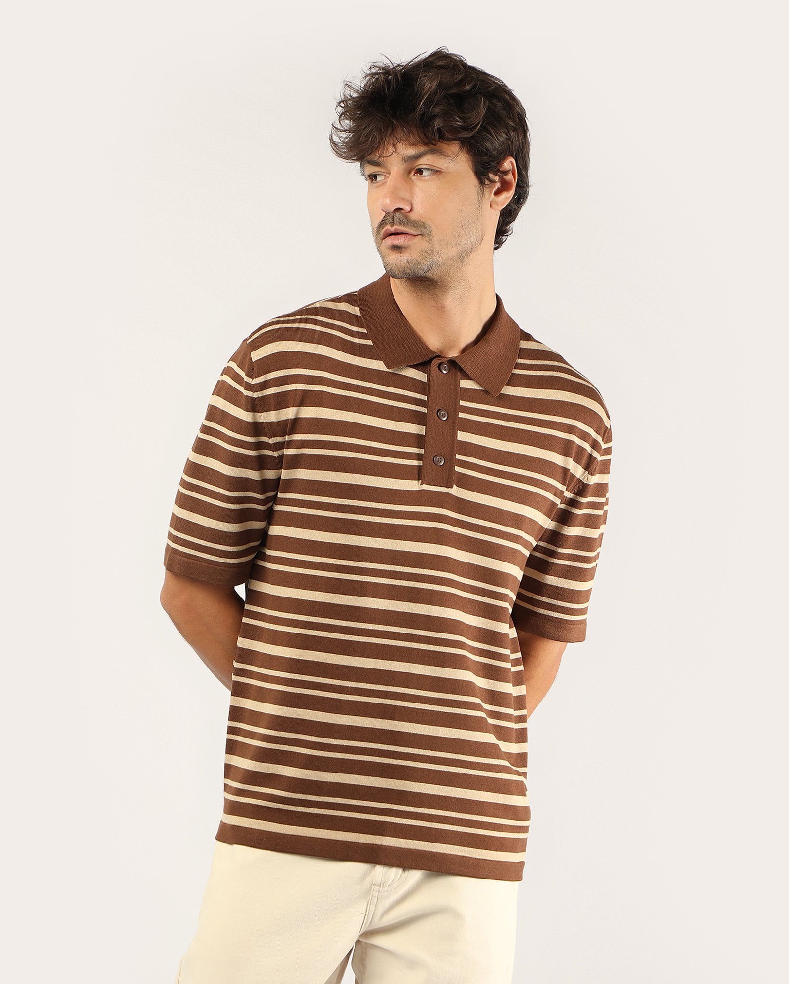 Polo masculina listrada relaxed - marrom
