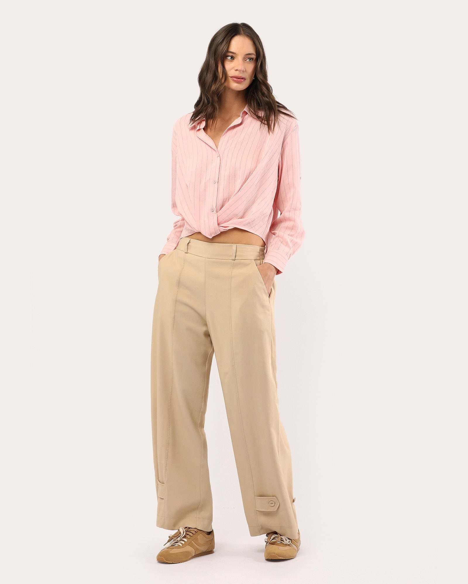 Calça feminina barrel com detalhe na barra - bege