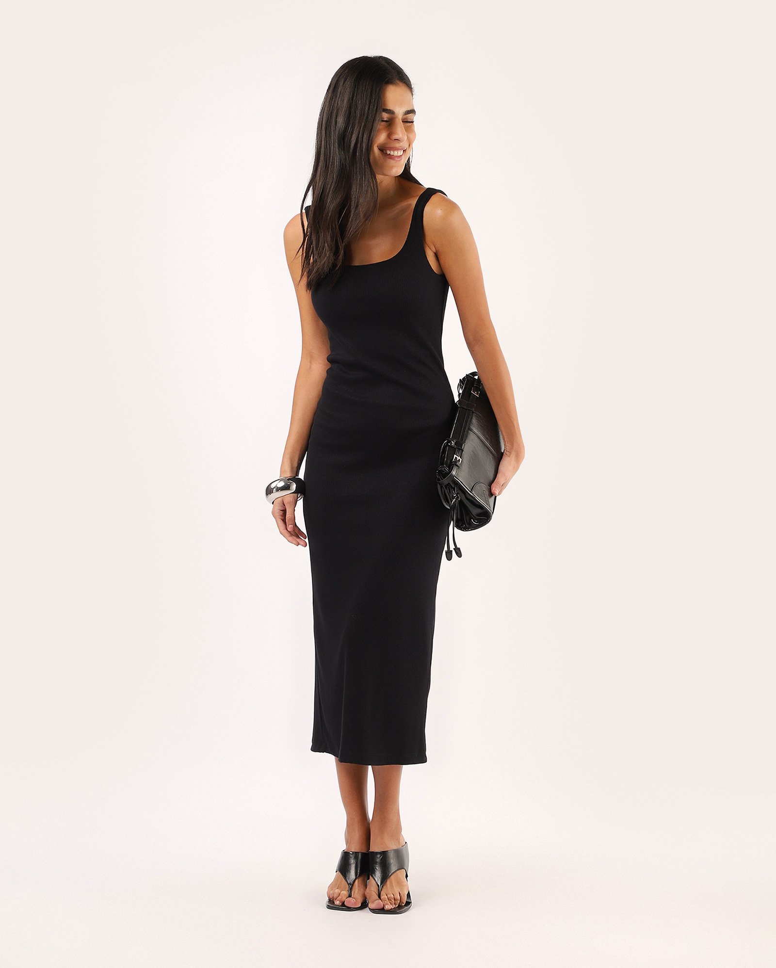 Vestido midi reto canelado em viscose - preto