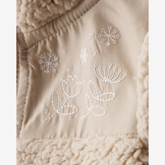 Macacão bebê bordado em sherpa - bege | Carter's
