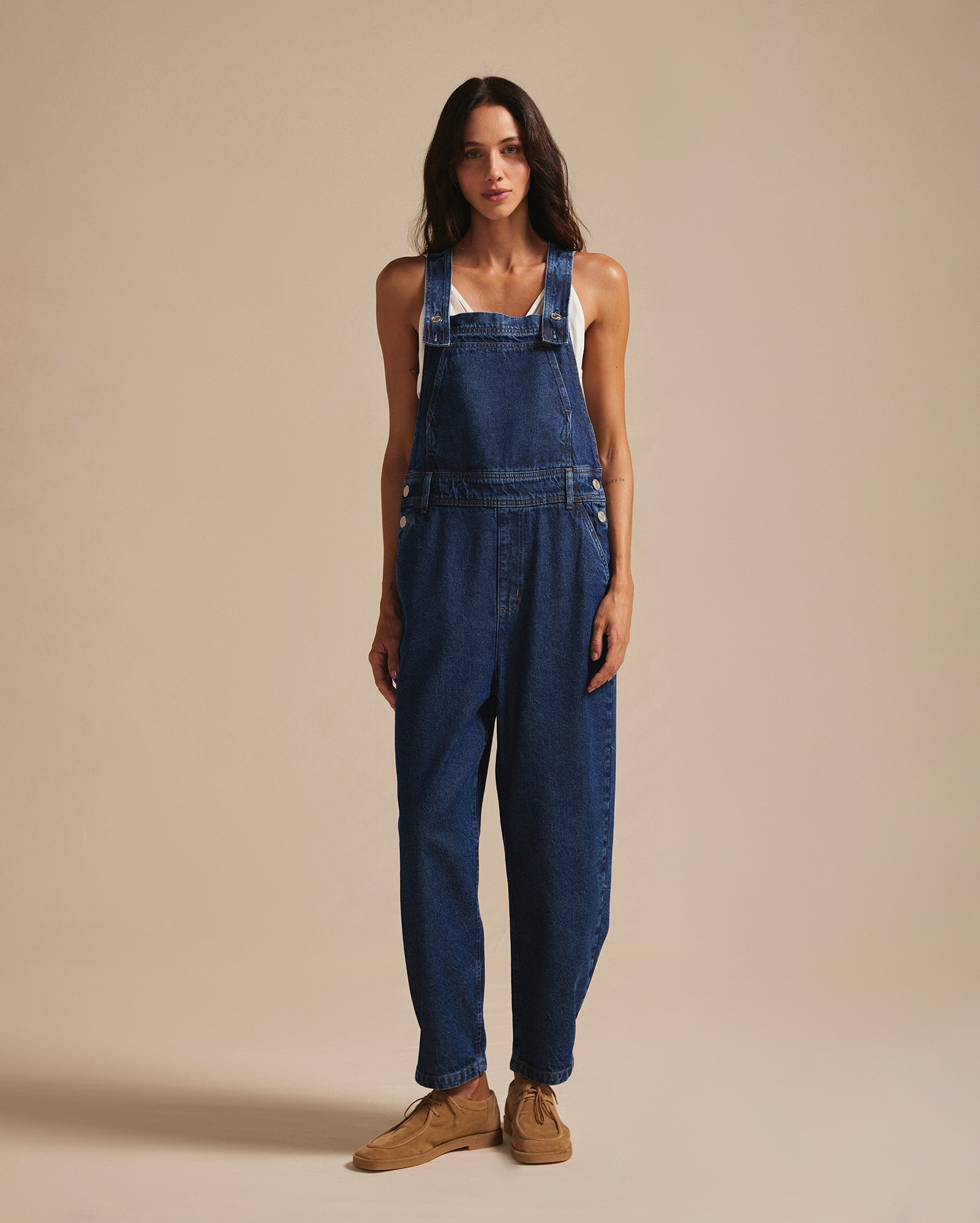 Jardineira jeans feminina A. Niemeyer - denim escuro