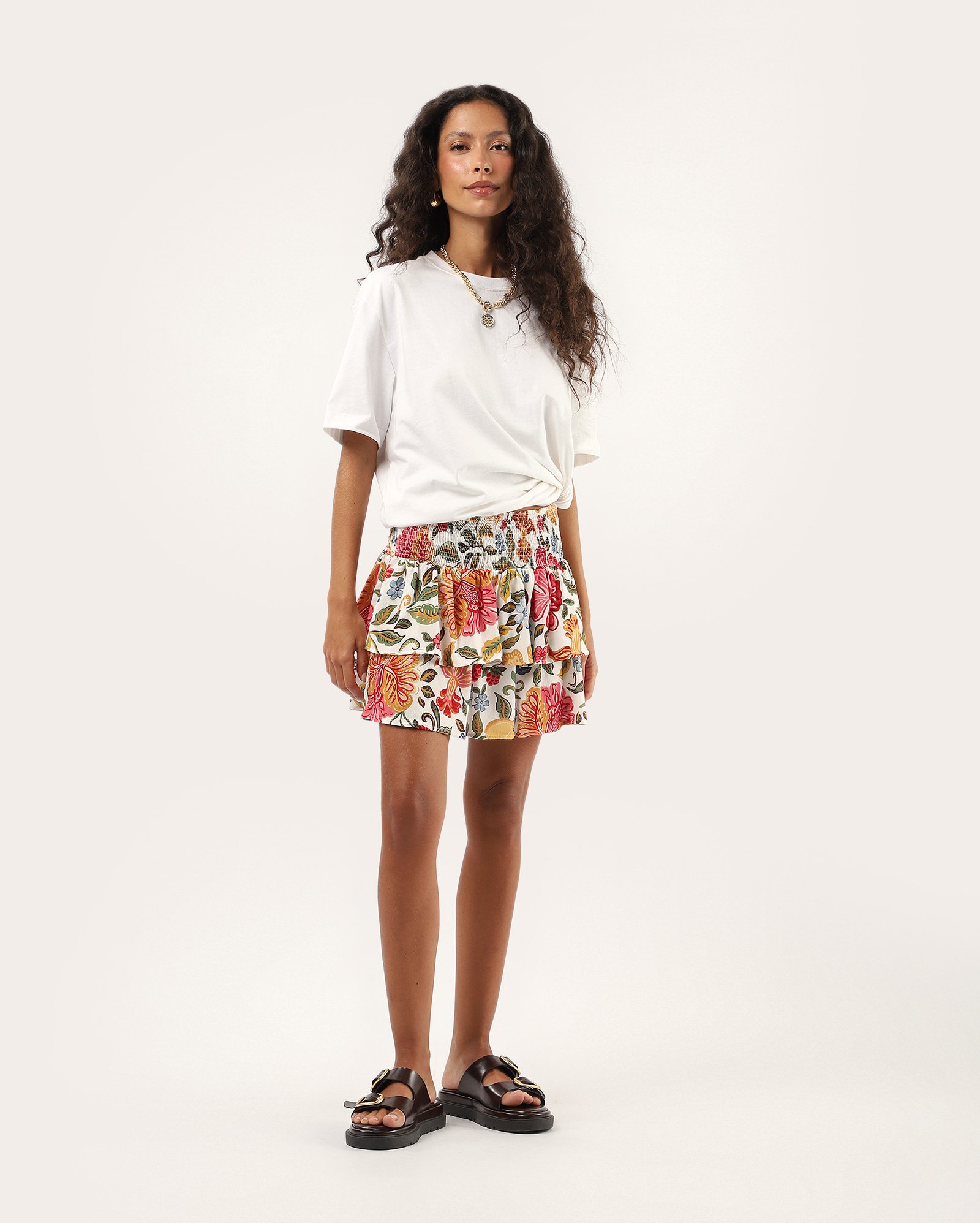 Saia curta evasê floral em viscose - multicor