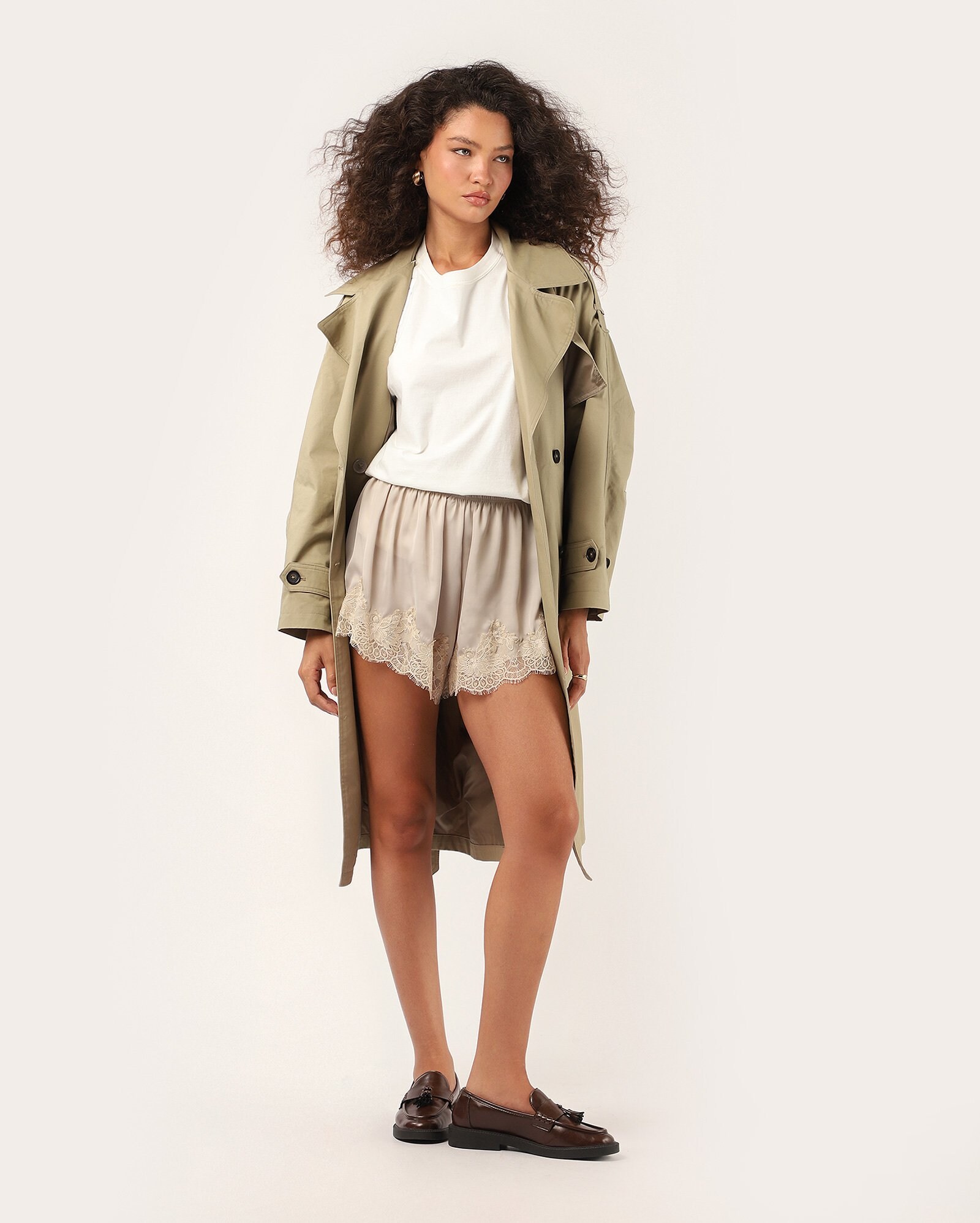 Short feminino acetinado com renda – bege