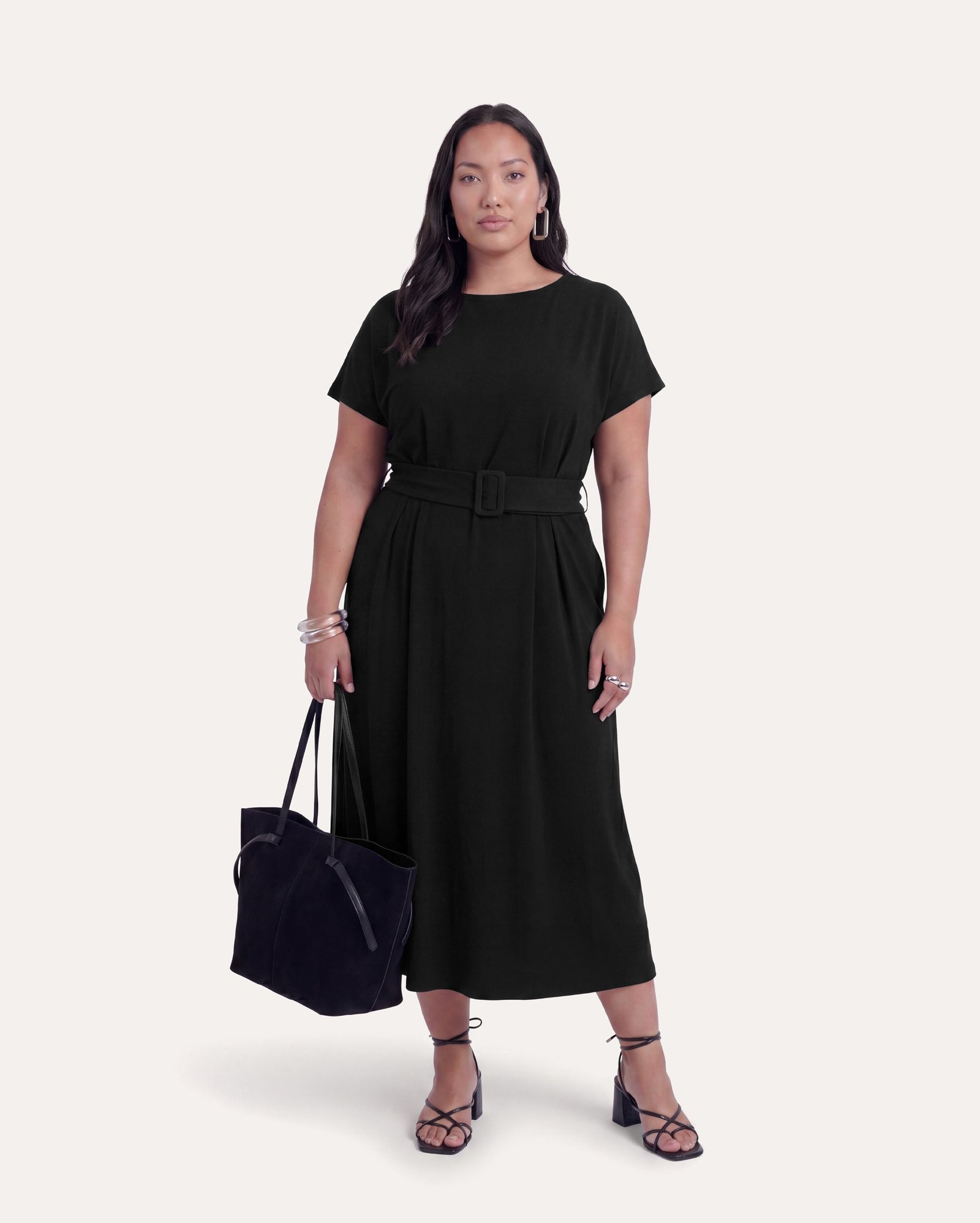 Vestido midi plus size com cinto - preto