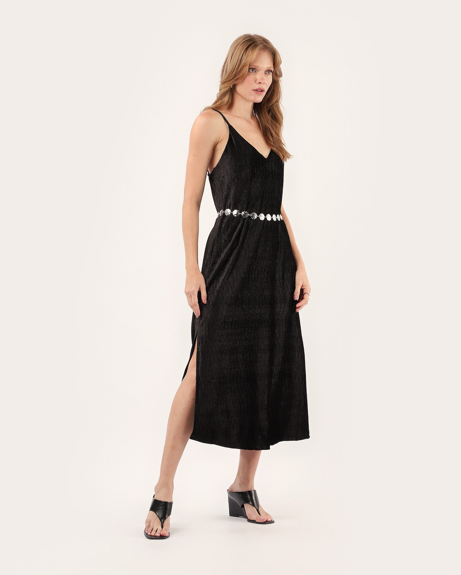 Vestido midi texturizado com fenda - preto