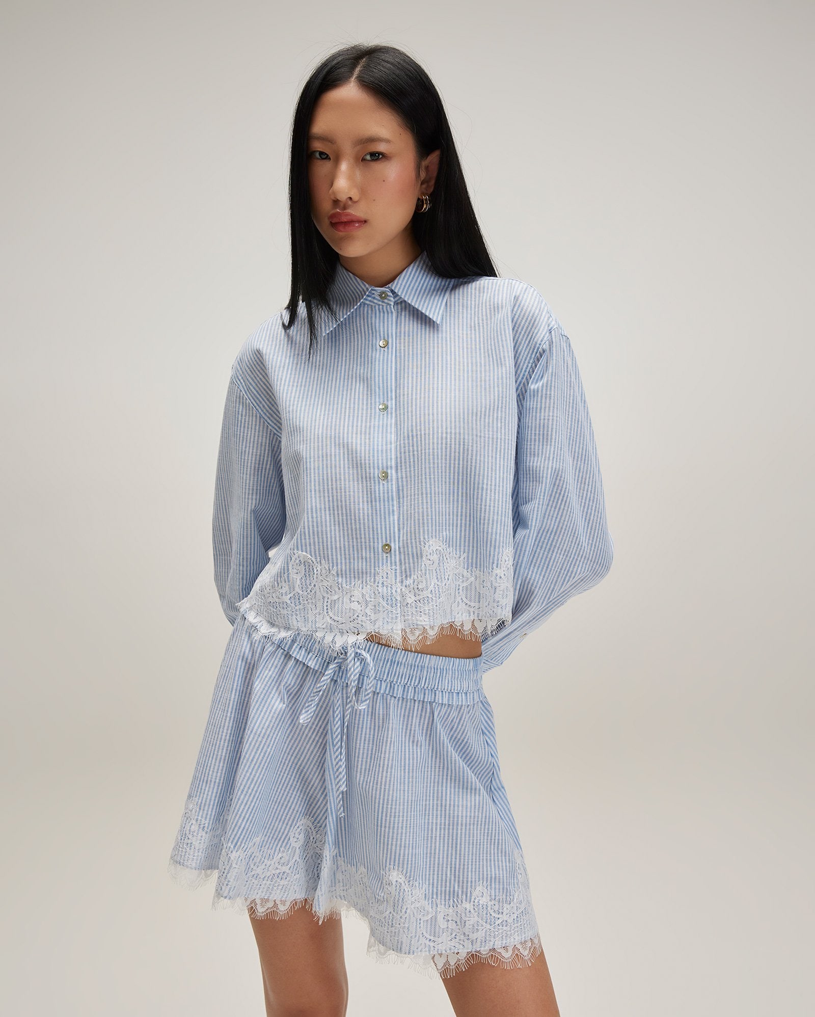 Camisa cropped listrada com renda - azul