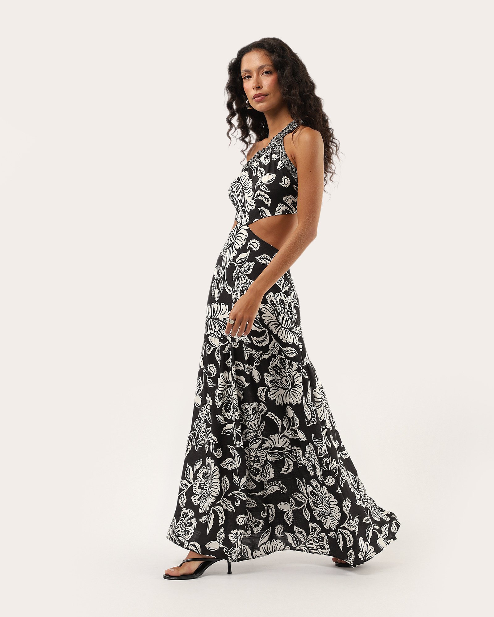Vestido longo evasê em viscose ombro único - preto