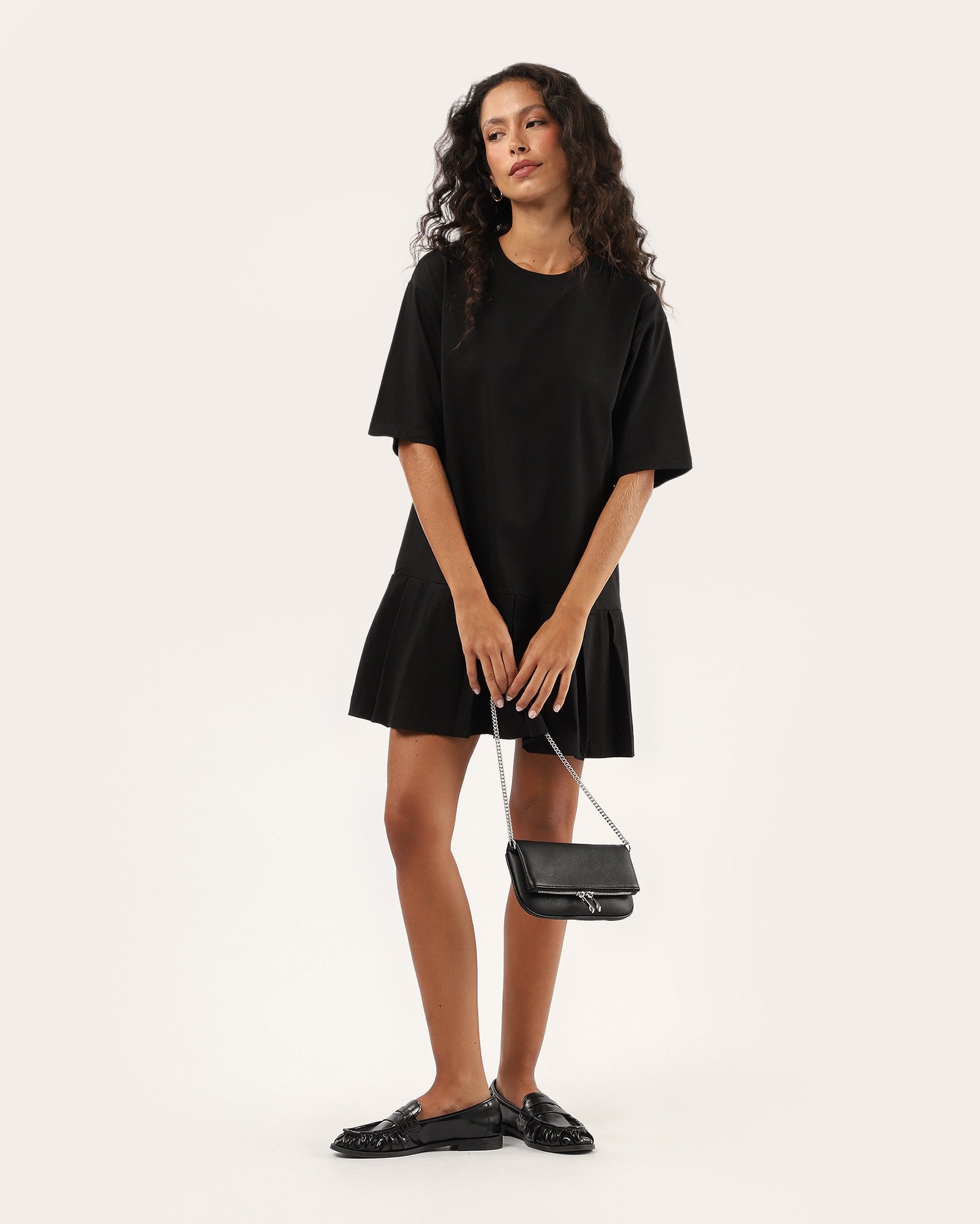 Vestido curto amplo com pregas - preto