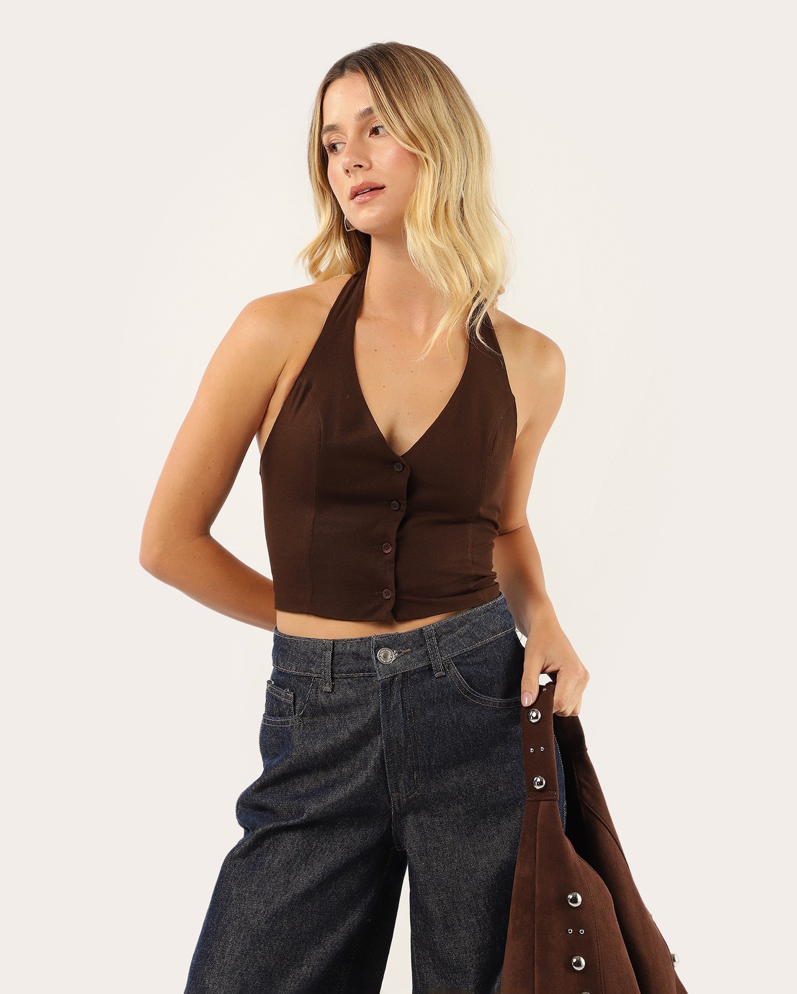 Colete cropped em viscolinho - marrom