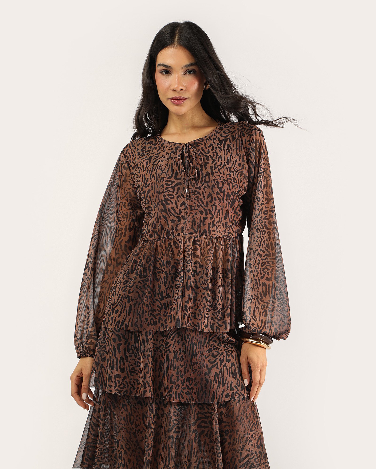 Blusa feminina de tule ajustada animal print - marrom