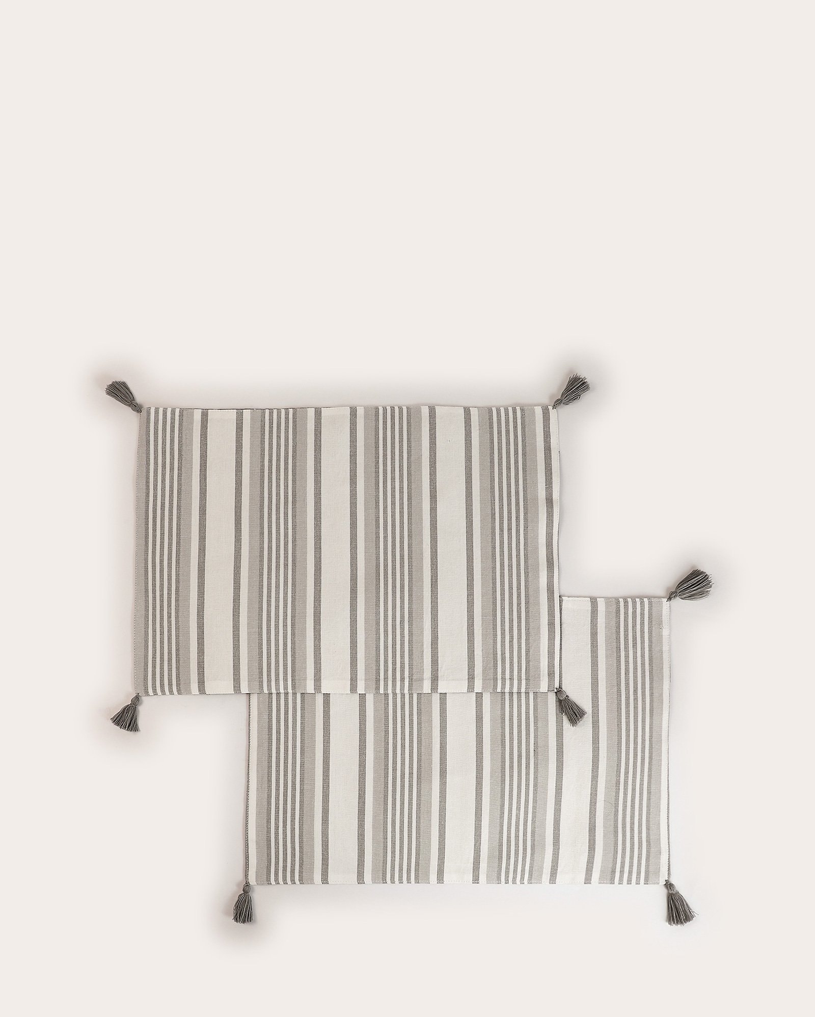 Jogo americano 2 peças listrado com tassel Fabricio 33x48cm - Cinza | Casa Riachuelo