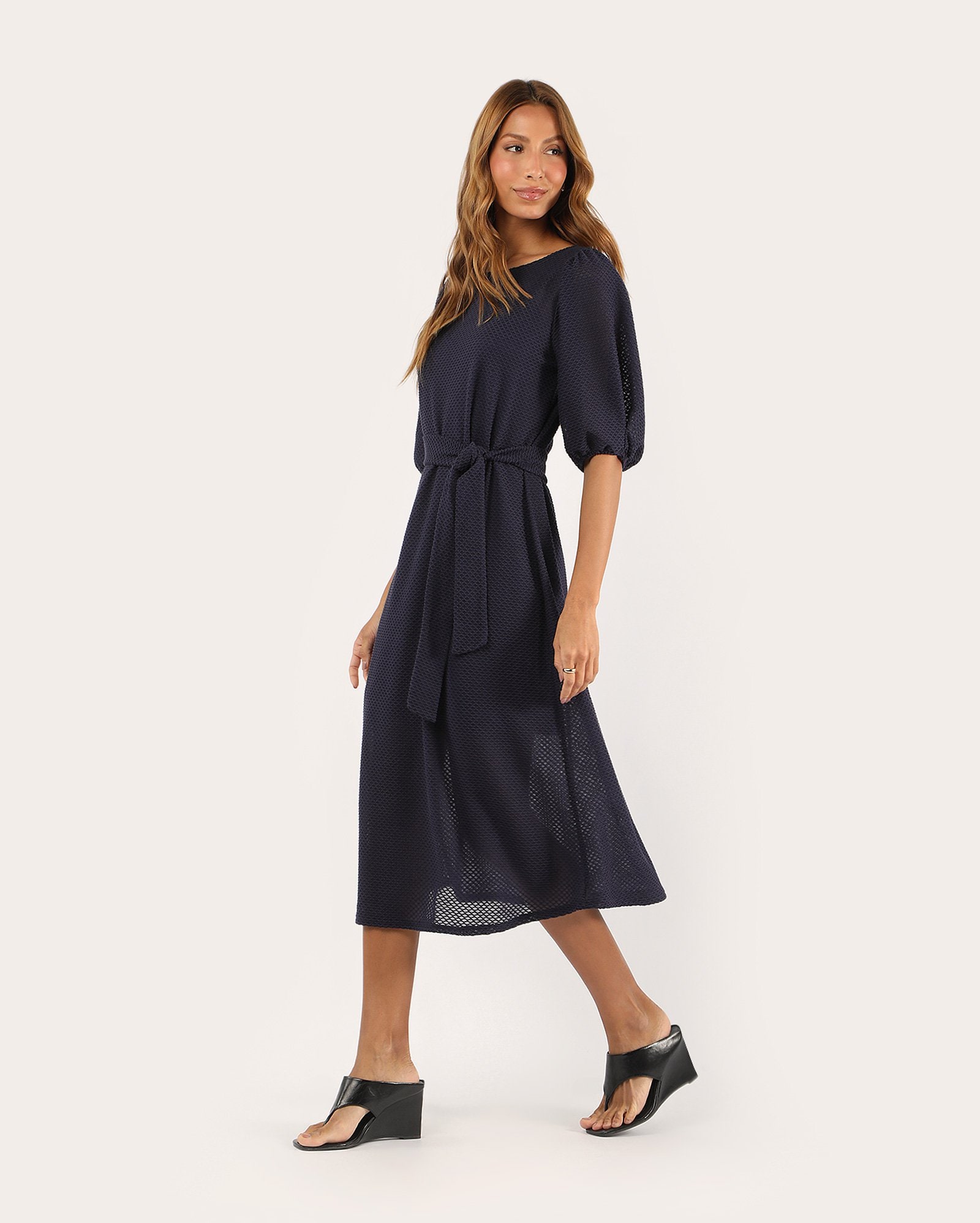 Vestido midi texturizado com faixa - azul