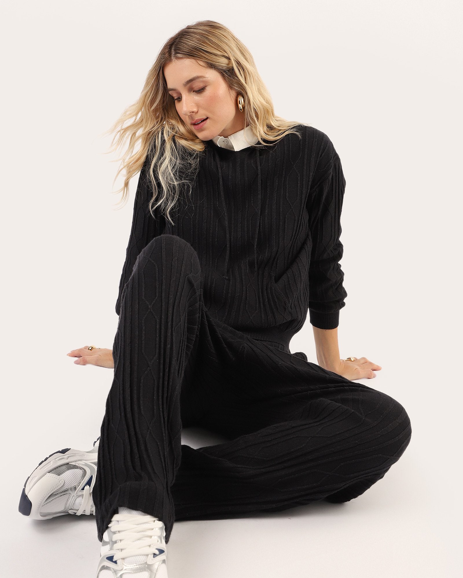 Blusa feminina com capuz em tricot - Preta