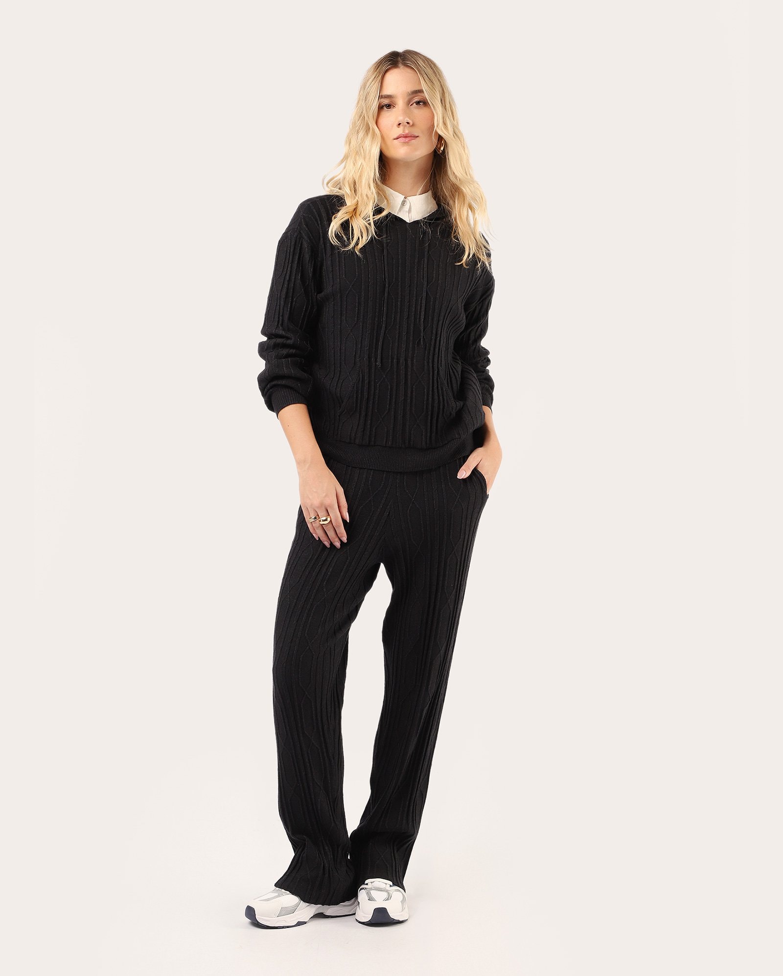 Calça feminina reta com elástico em tricot - Preta
