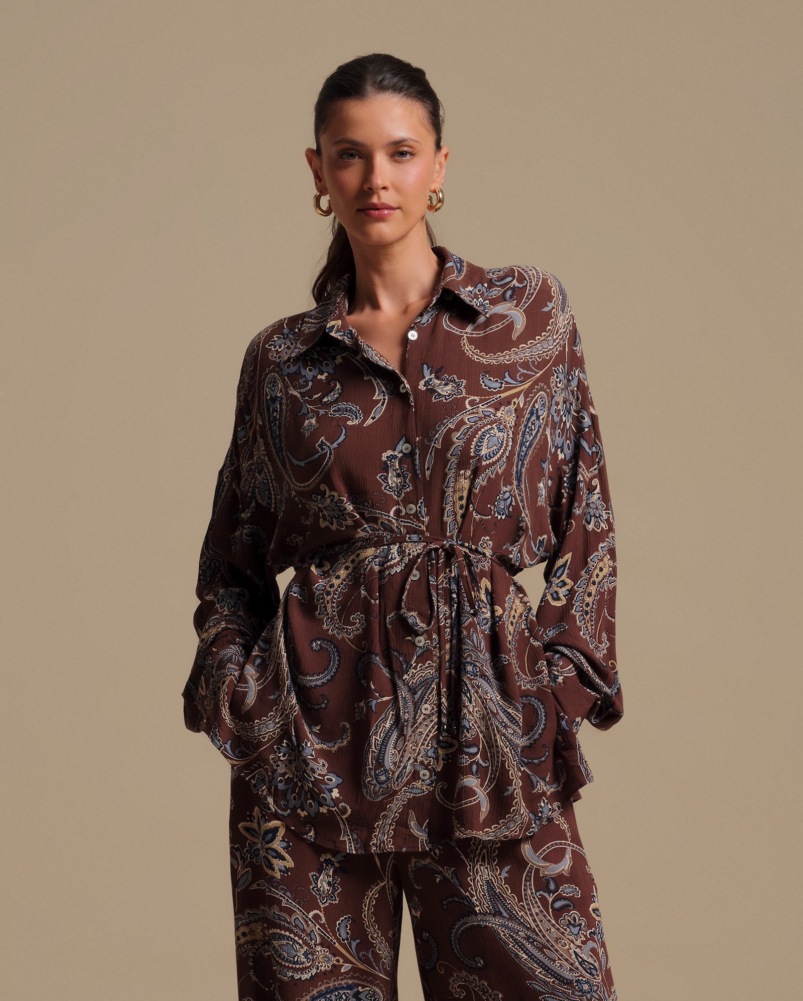 Camisa feminina em viscose com amarração - marrom