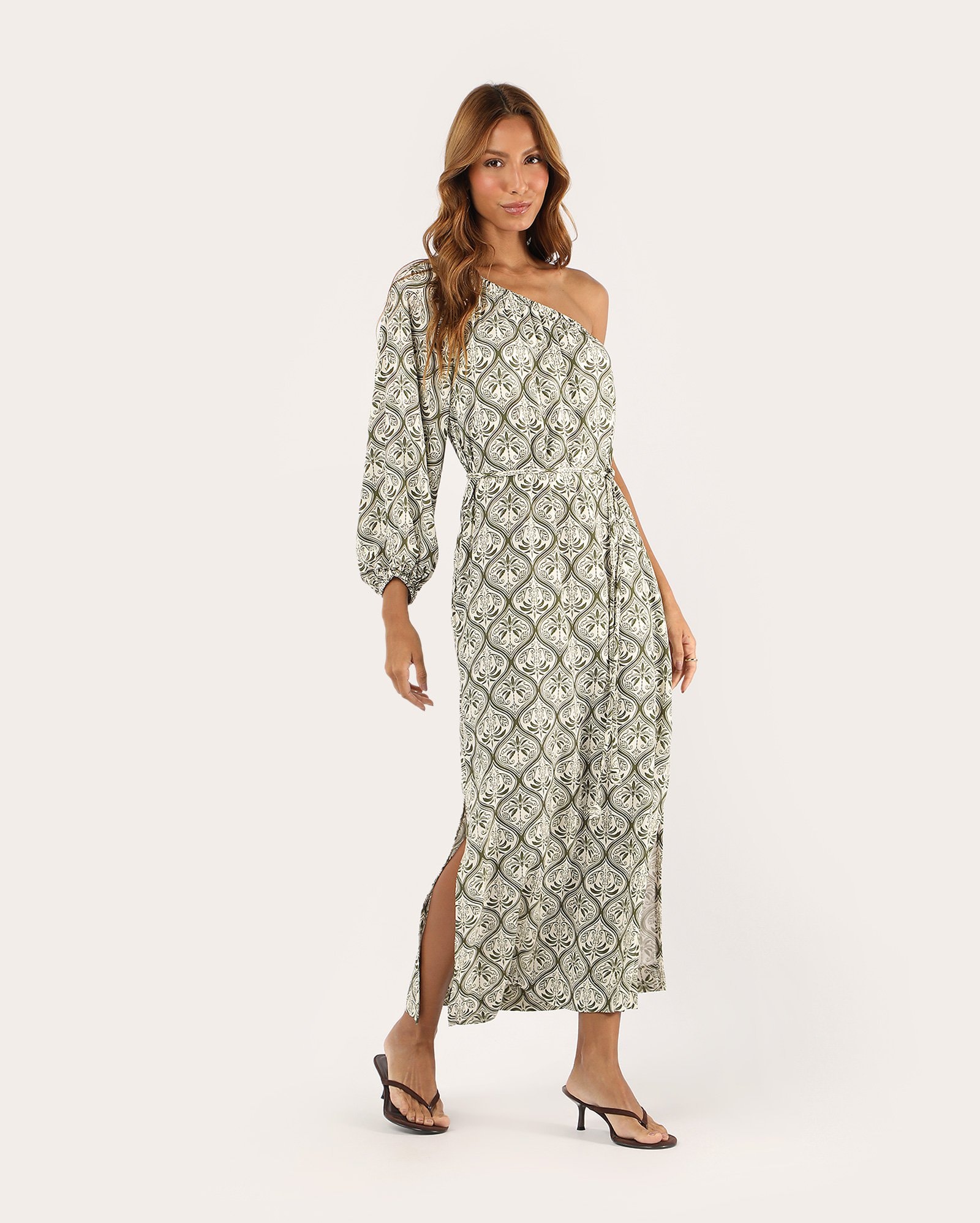 Vestido midi um ombro só com fenda lateral - multicor