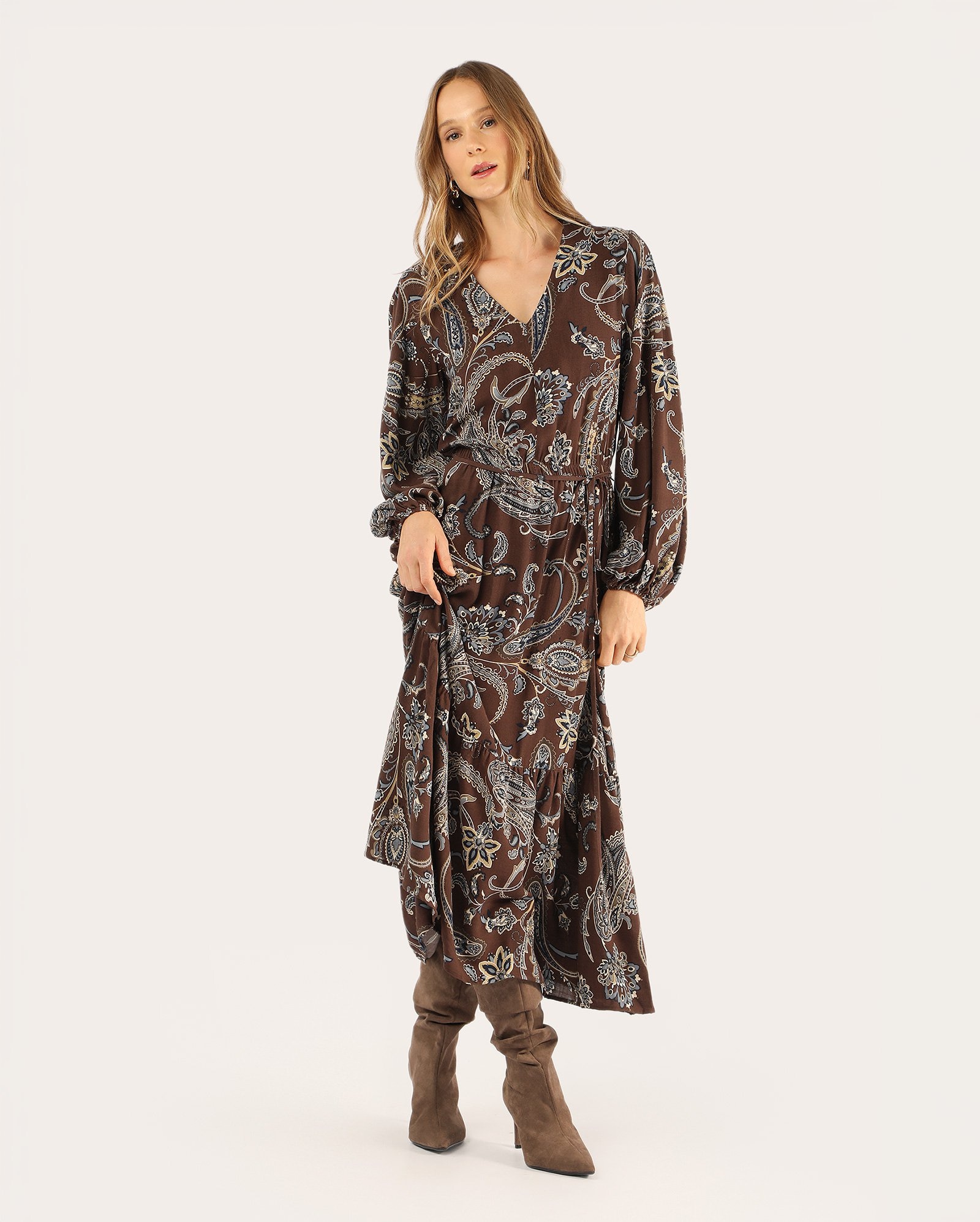 Vestido midi evasê em viscose paisley - marrom