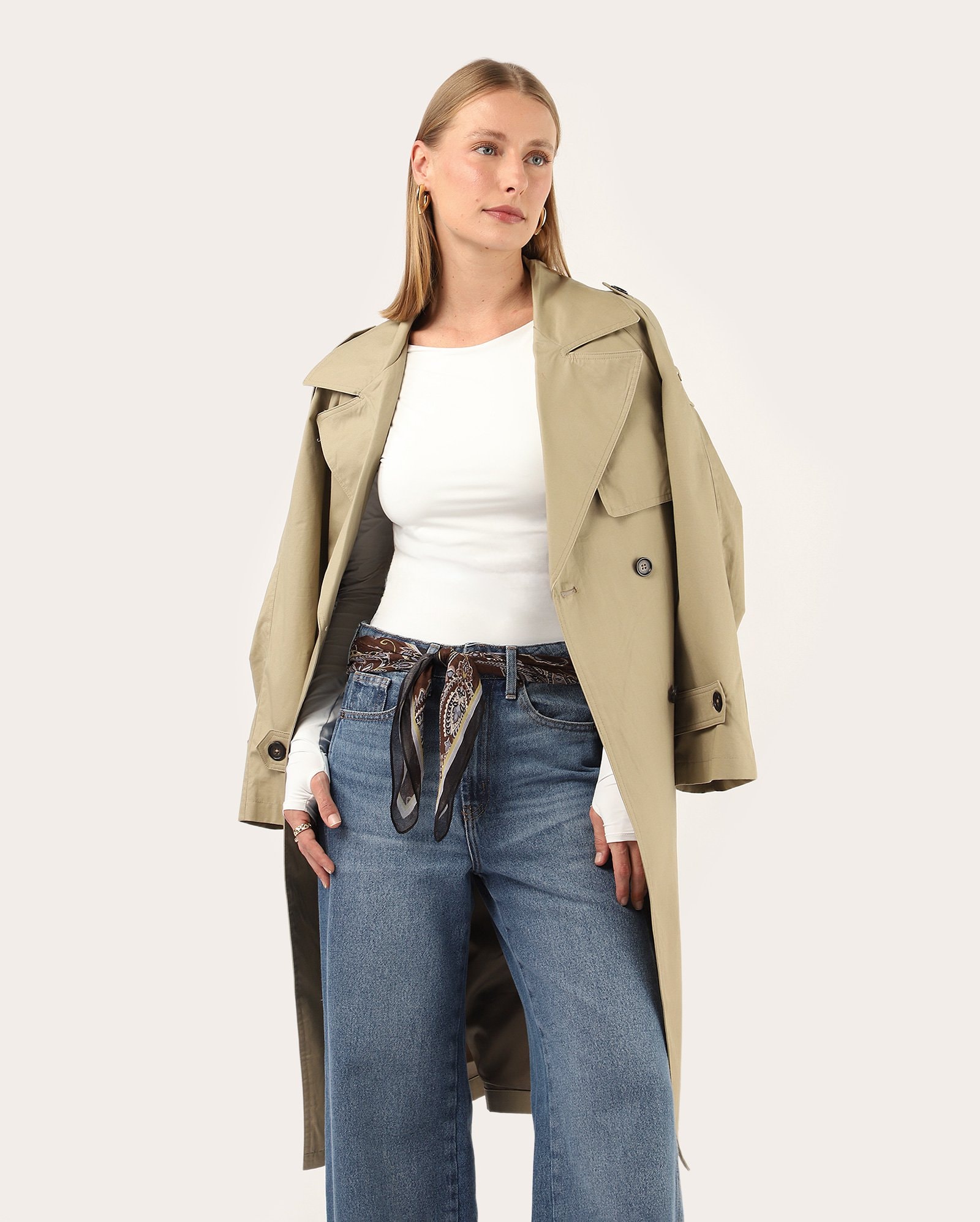 Blusa feminina ajustada com dedal - branca