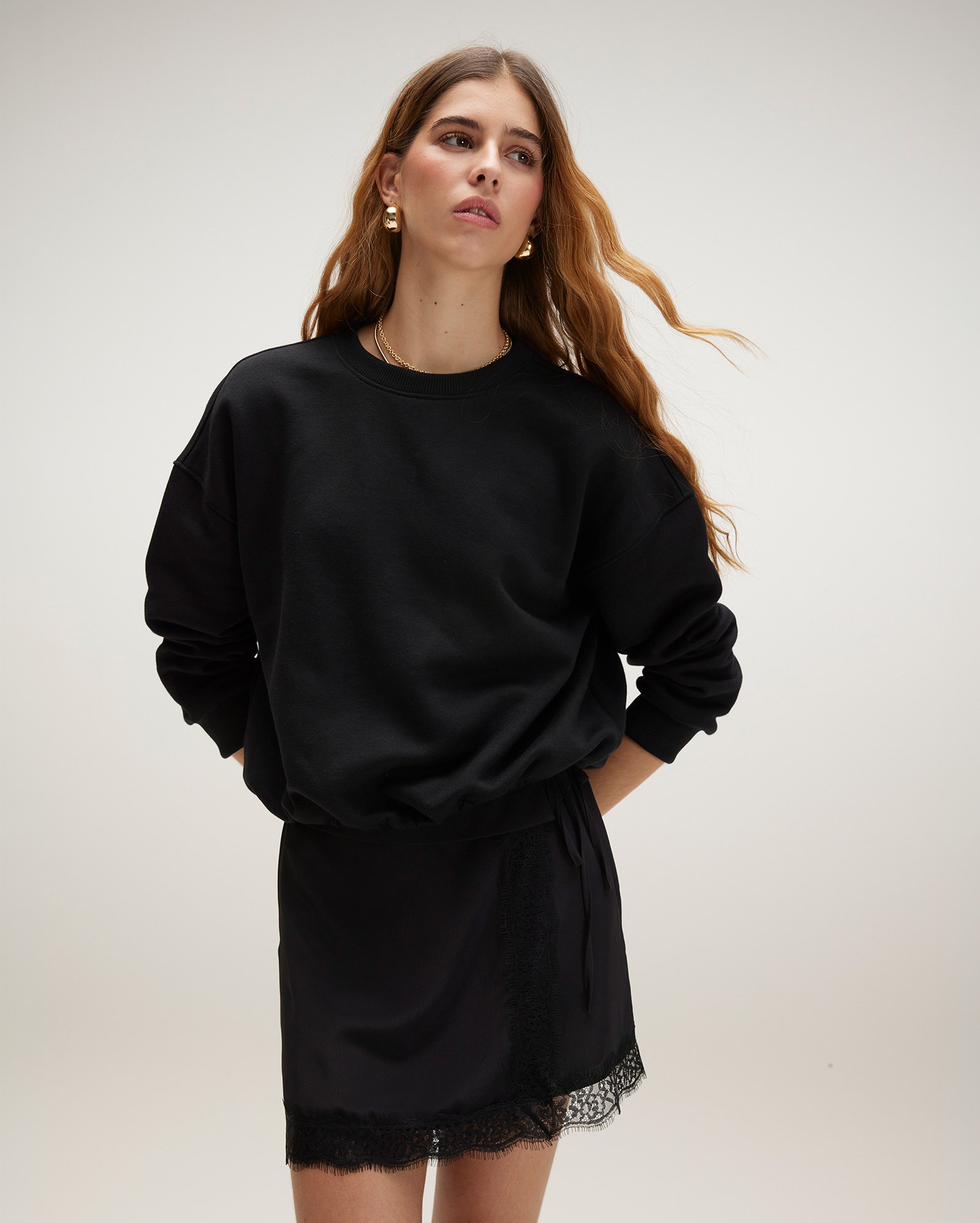 Blusa de moletom feminina com elástico e felpa - preta
