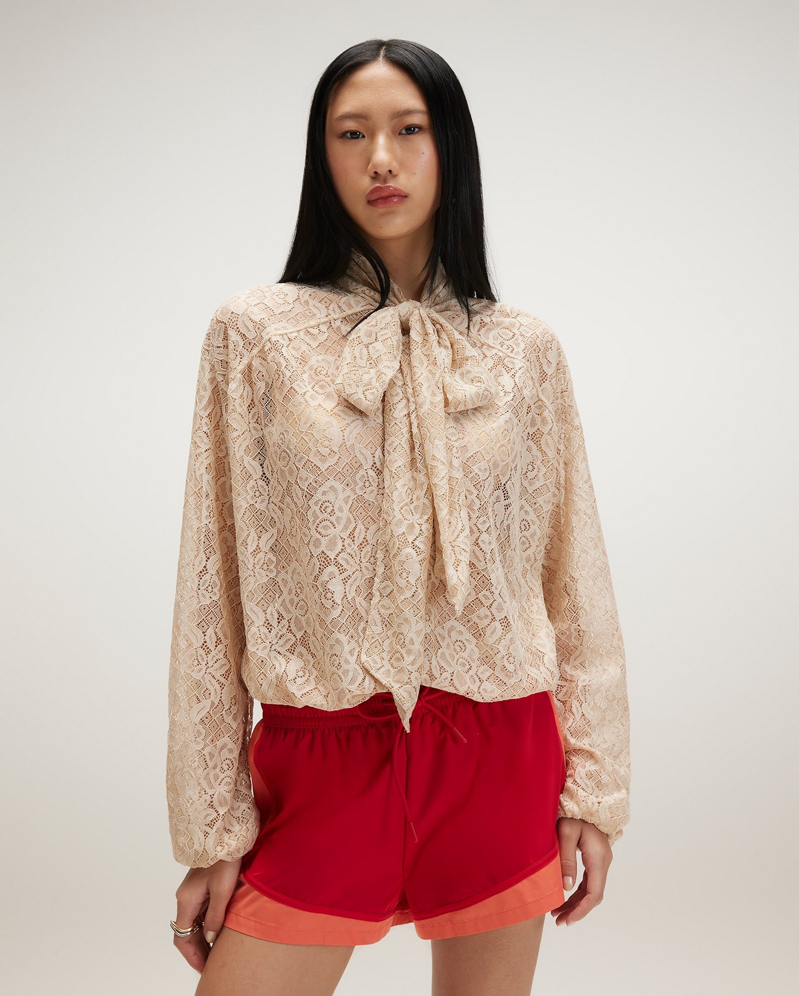 Blusa feminina ampla gola com amarração - bege
