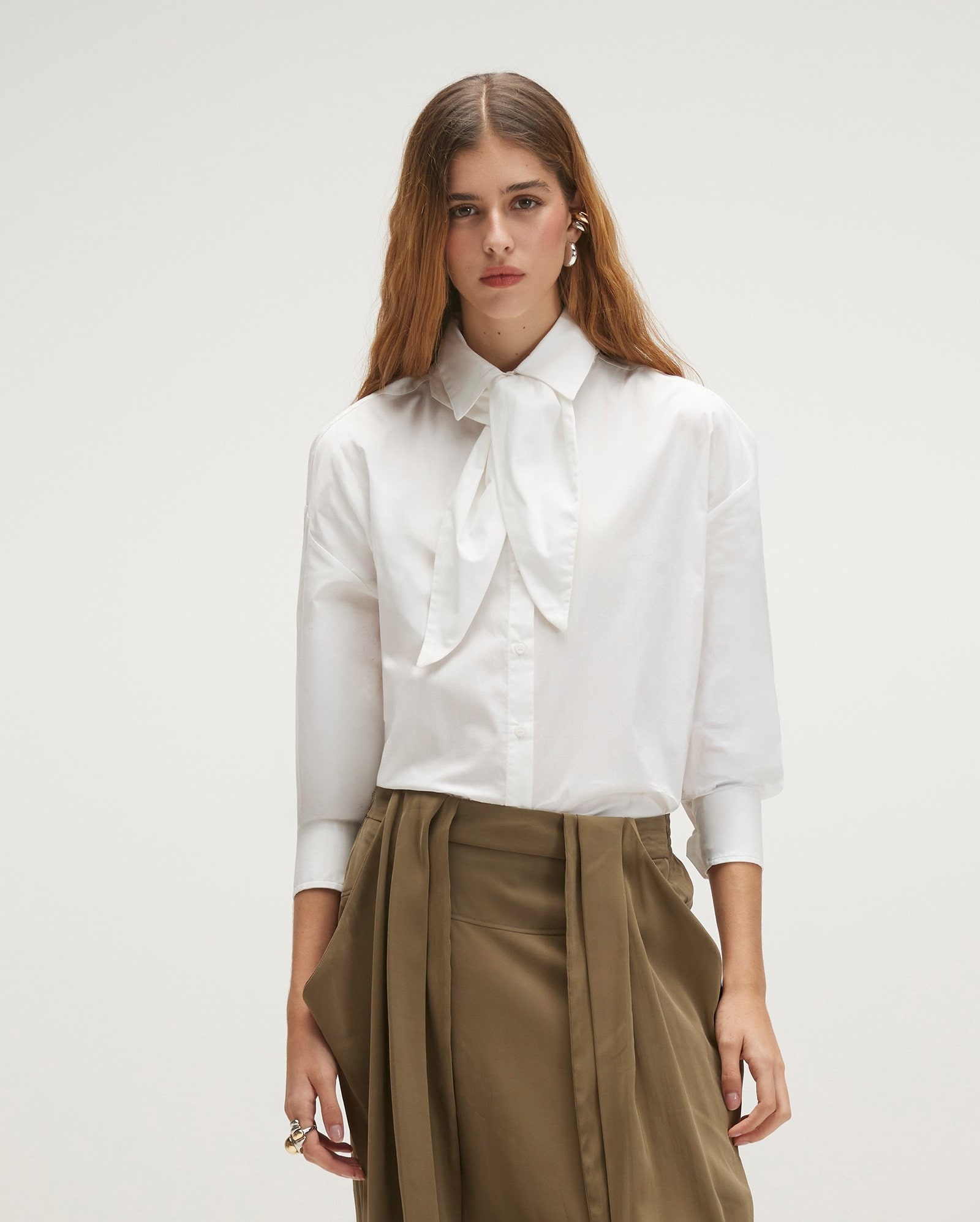 Camisa feminina gola com amarração - branca