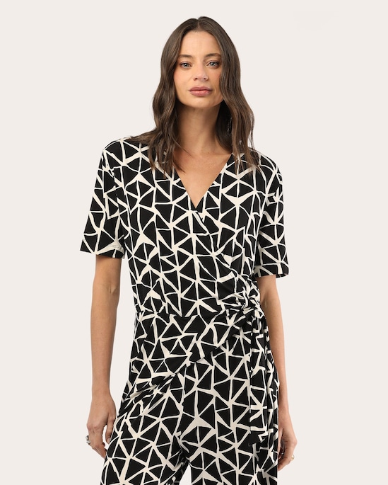 Macacão feminino estampado geométrico - multicor
