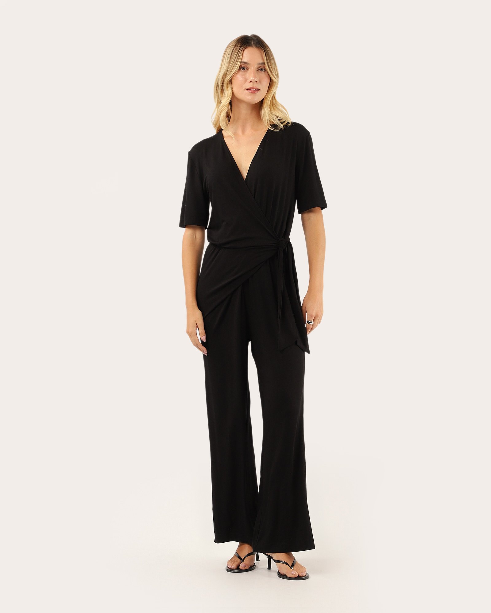 Macacão feminino em viscose com amarração - preto