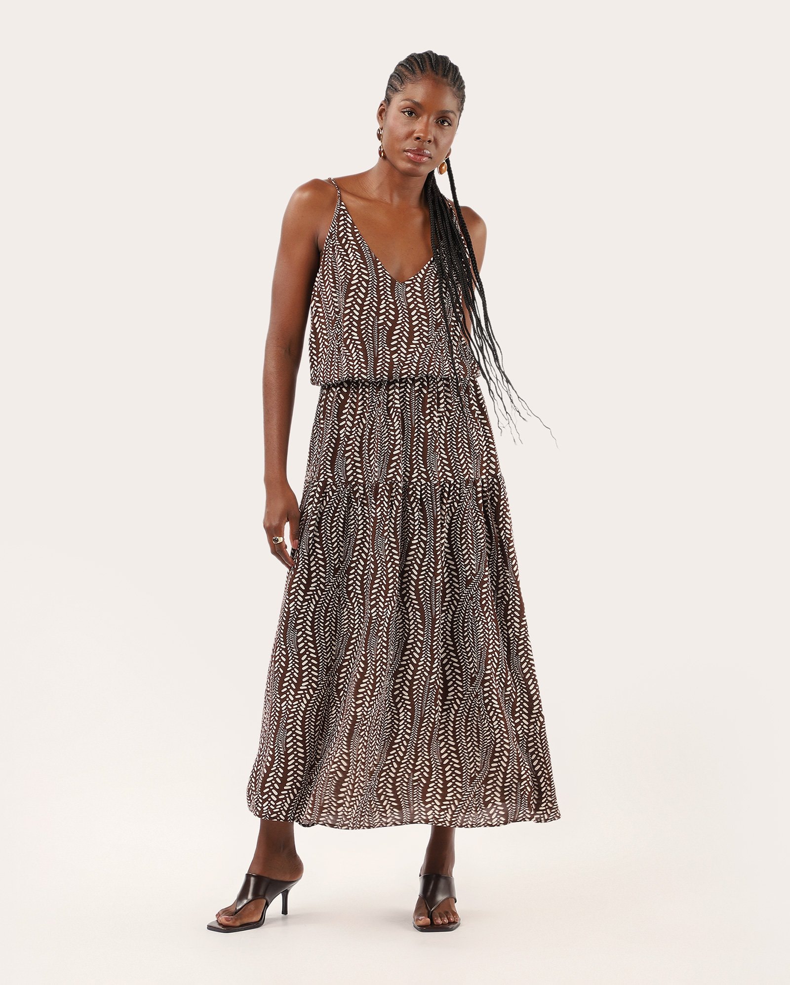 Vestido midi evasê em viscose estampado - marrom