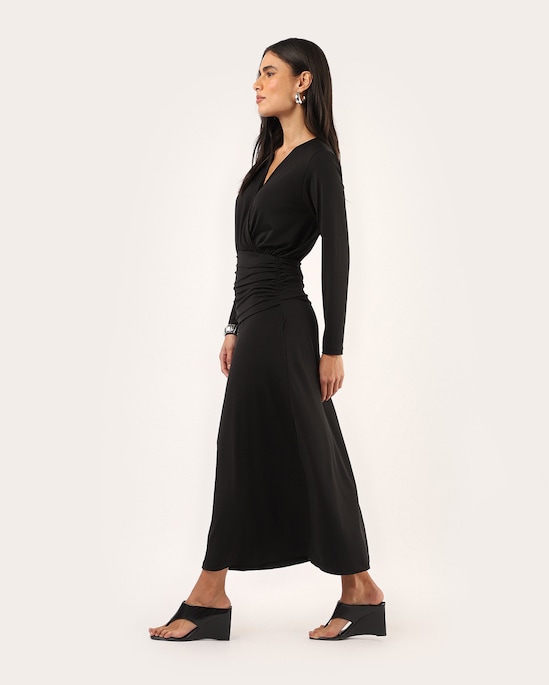 Vestido midi evasê com pala franzida - preto