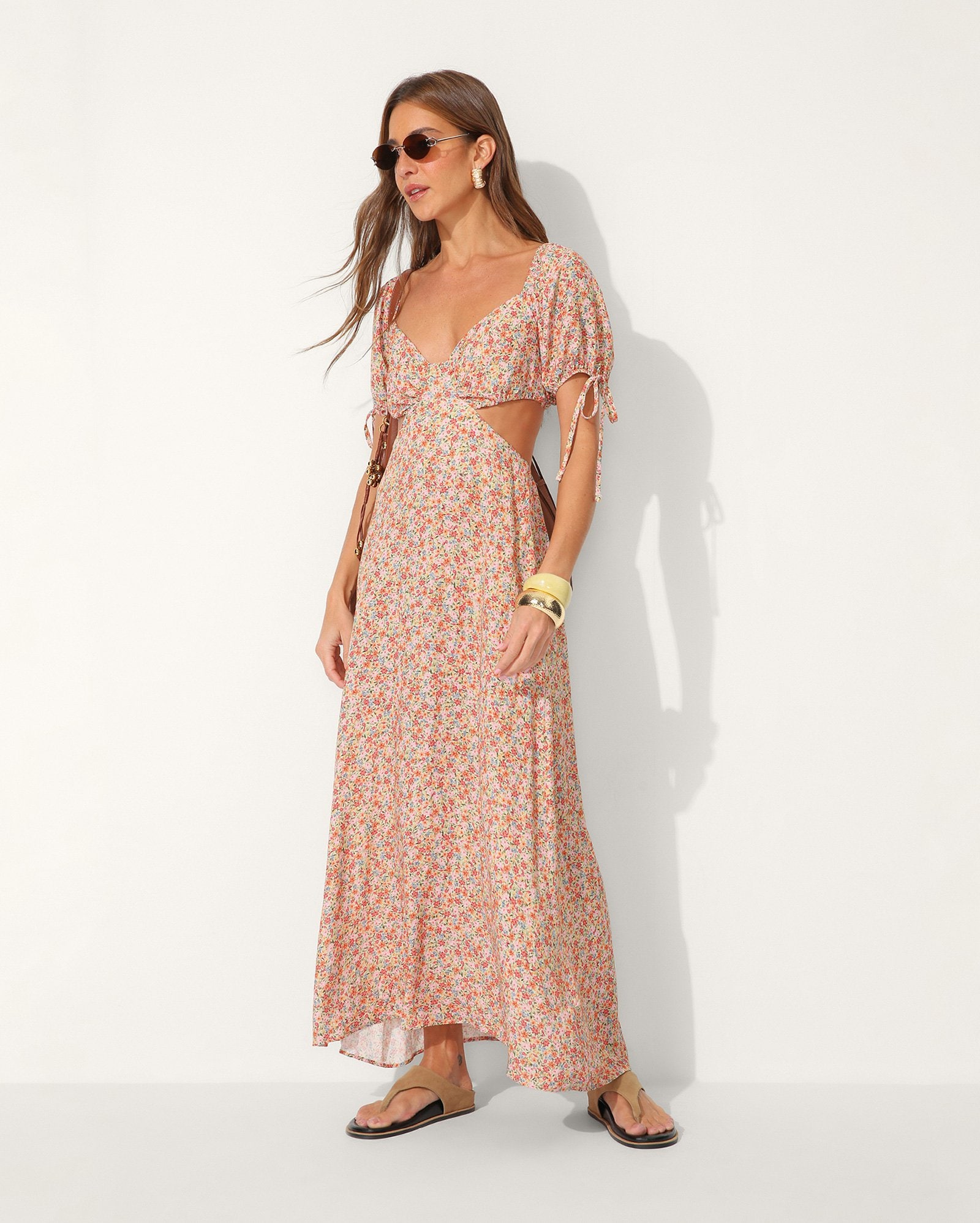 Vestido longo evasê com recorte feminino em viscose floral - Multicor