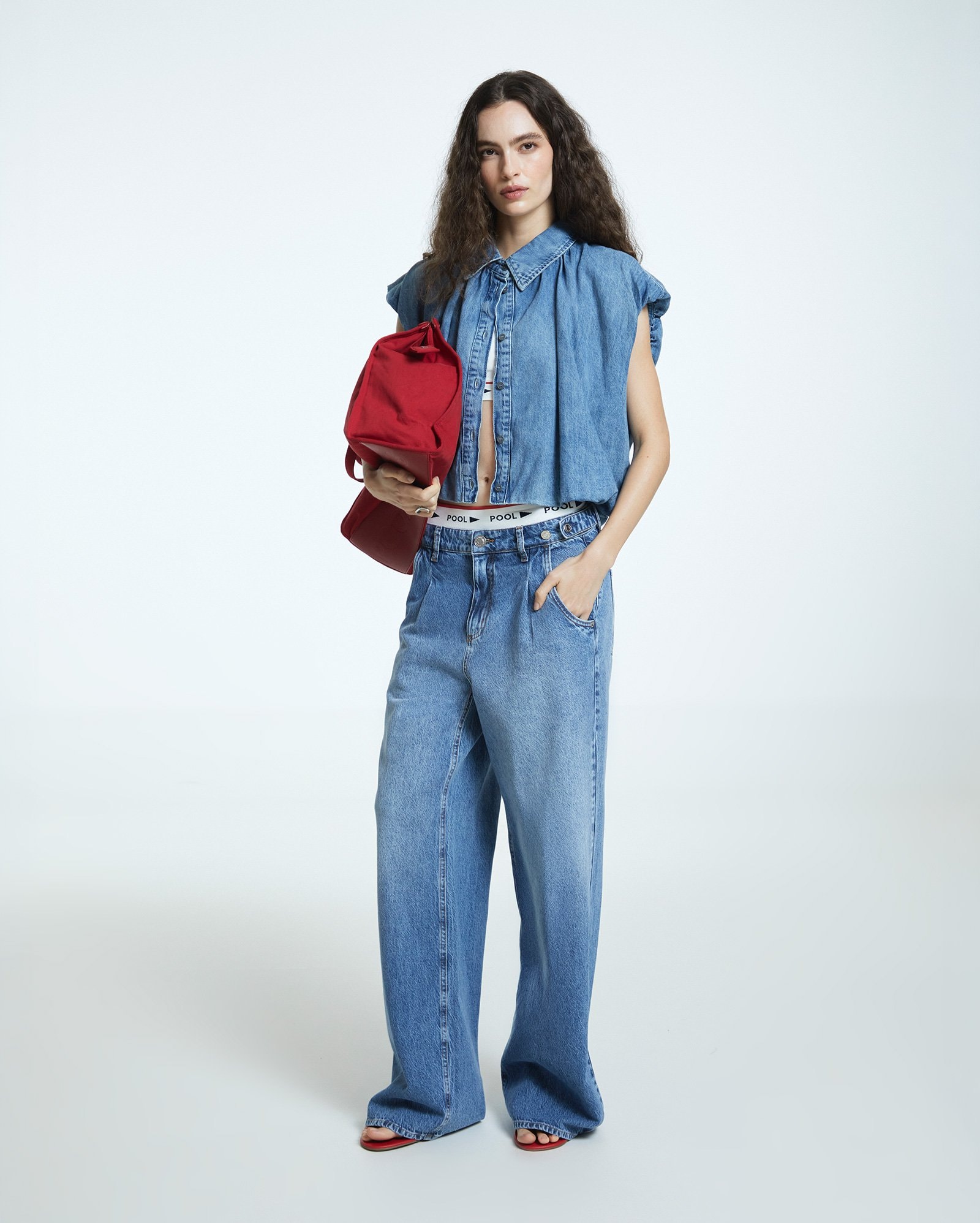 Calça Pool Loop wide leg com pregas cintura baixa feminina em jeans - Azul Médio