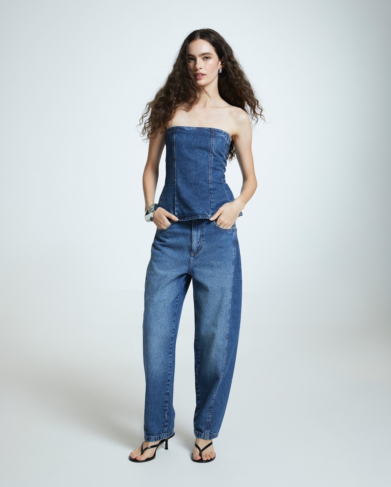 Calça Pool Loop barrel cintura baixa feminina em jeans - Azul Escuro
