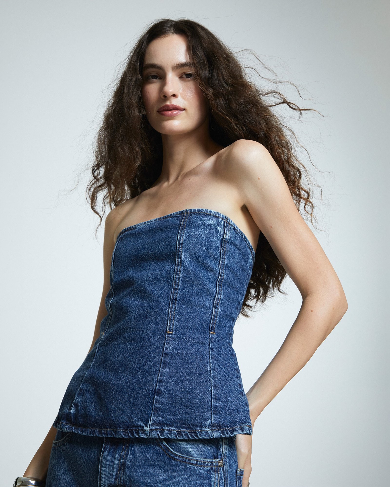 Top Pool Loop strapless com lastex feminino em jeans - Azul Escuro