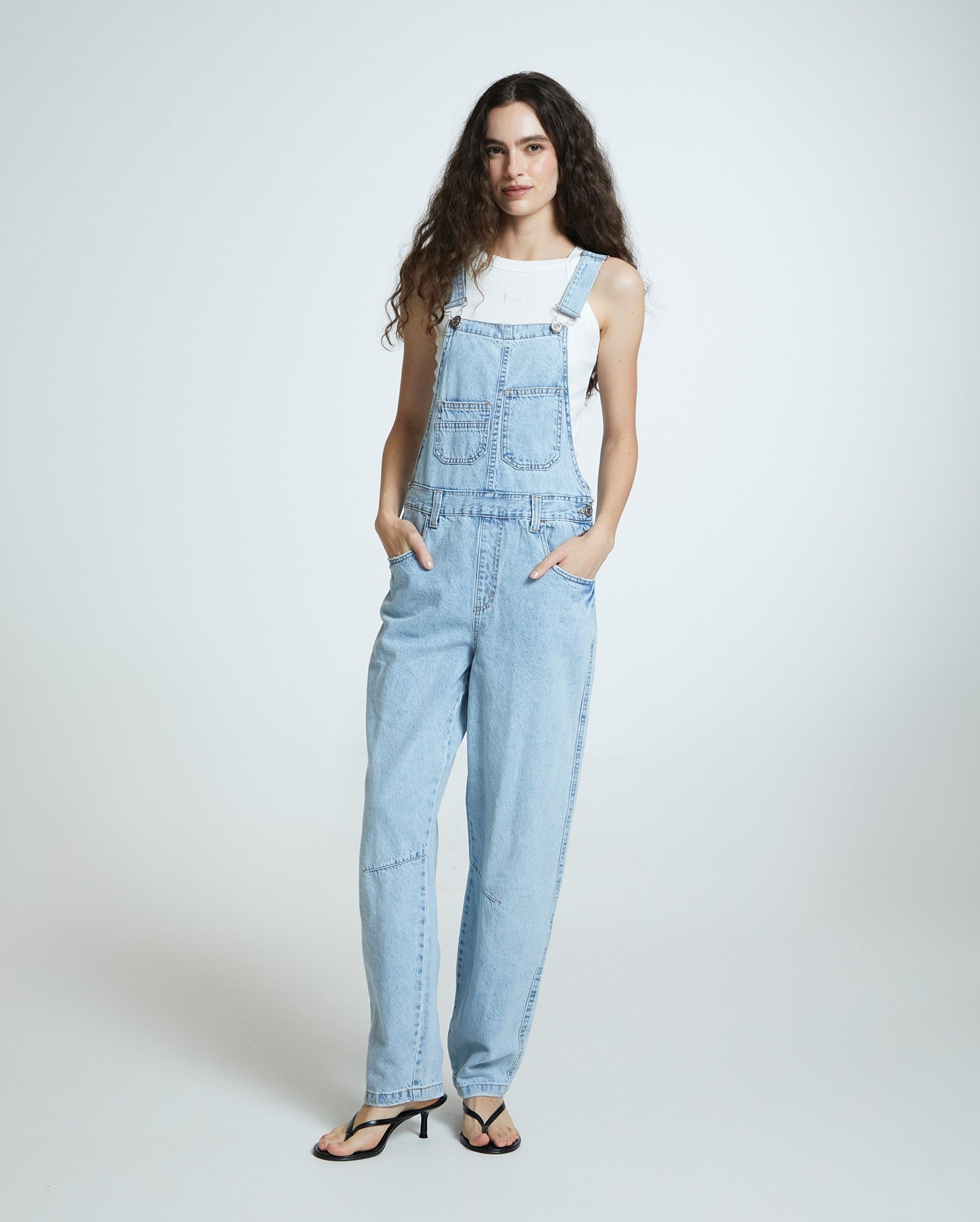 Jardineira Pool Loop com bolso feminina em jeans - Azul Claro