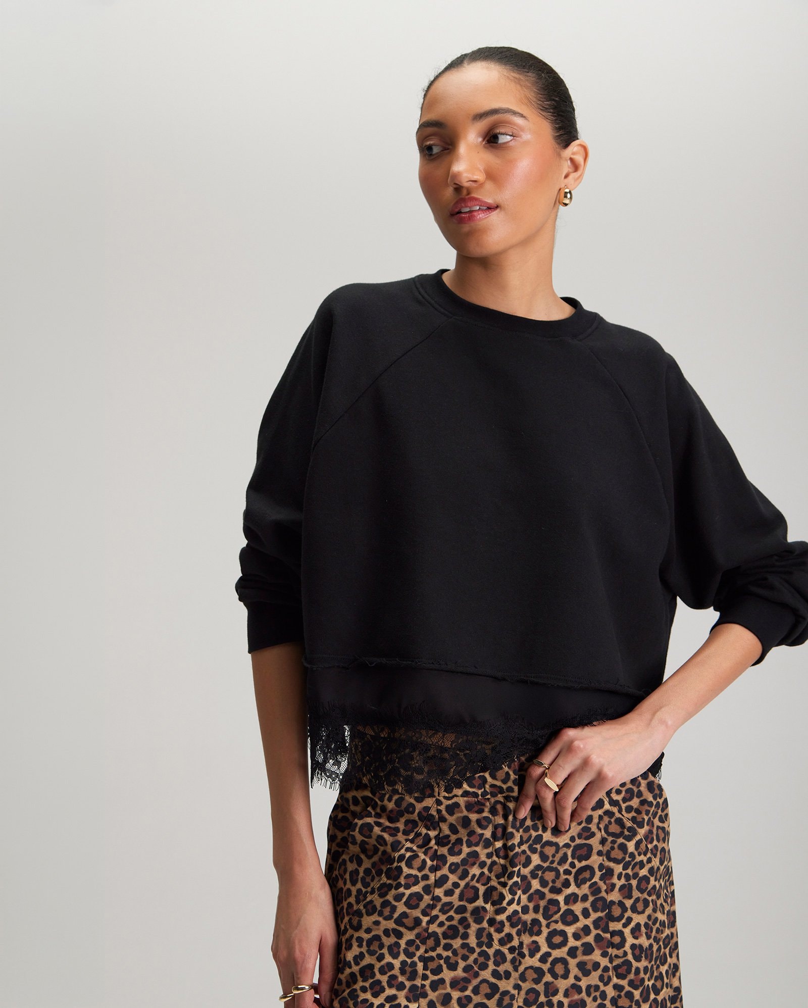 Blusa de moletom feminina com barra rendada - Preto