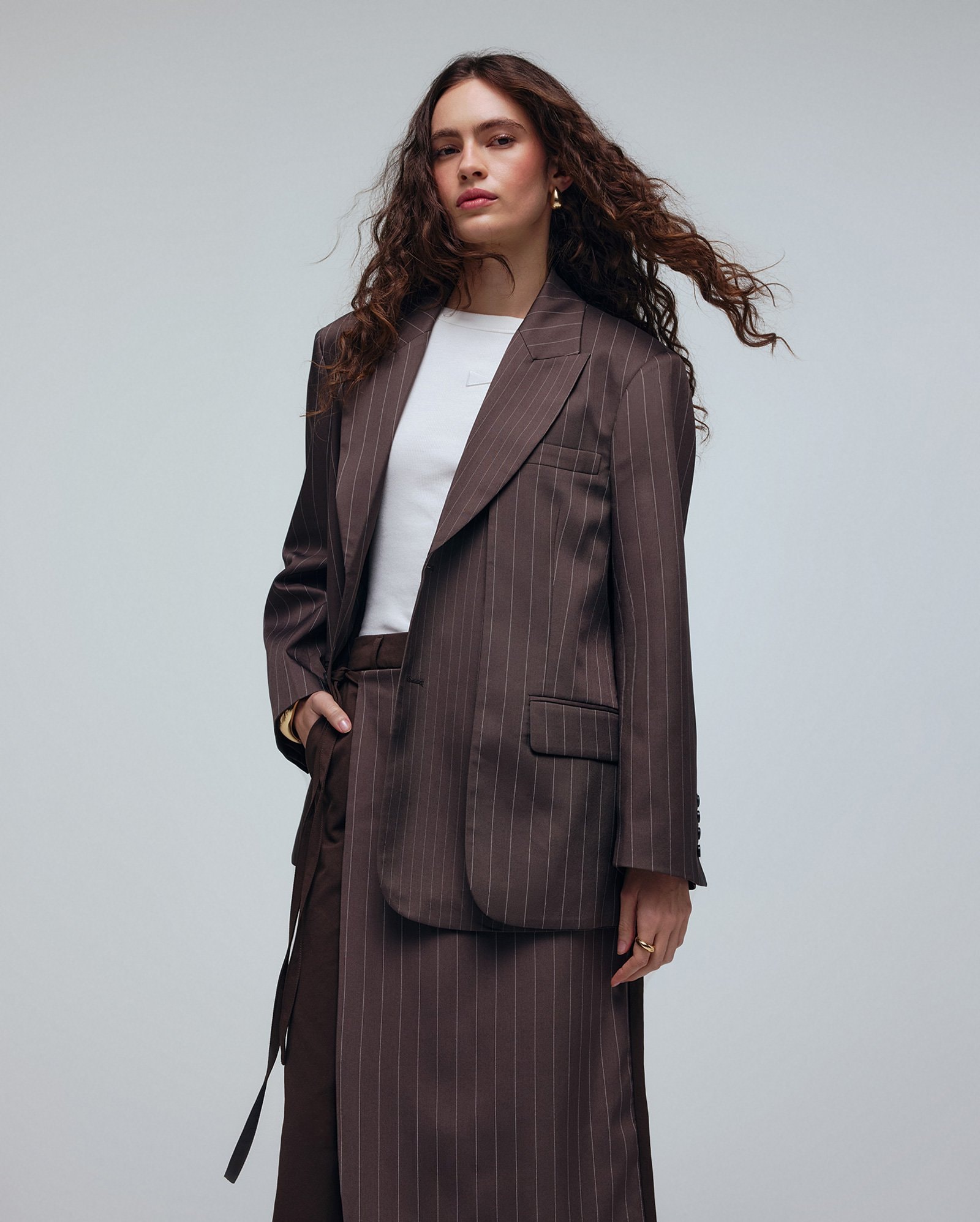 Blazer alongado feminino risca de giz - Marrom Escuro