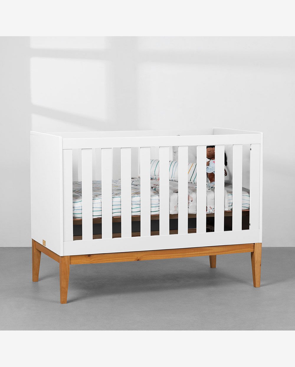 Berço Mini Cama Noah com Pés Square Mel – Branco Fosco