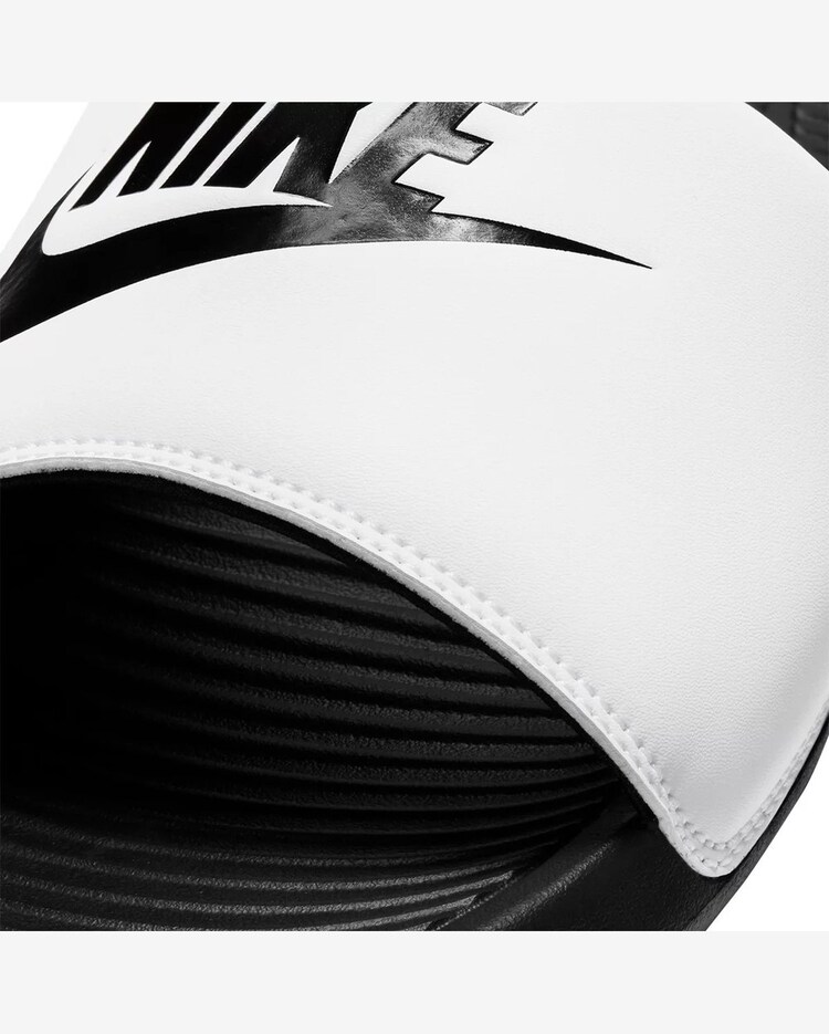 Riachuelo Chinelo Slide Nike Victori Masculino Preto e Branco