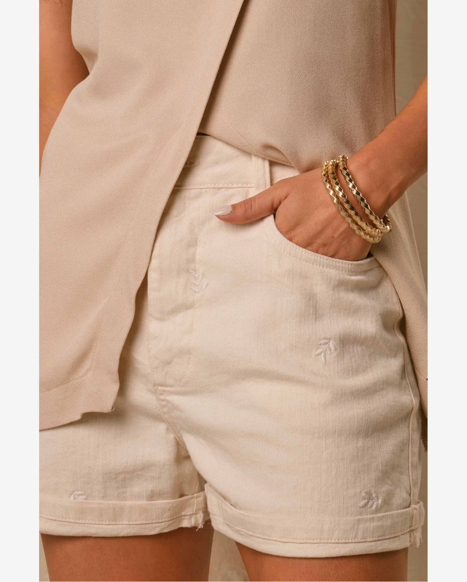 Short Feminino Jeans Com Bordados Marialícia Bege